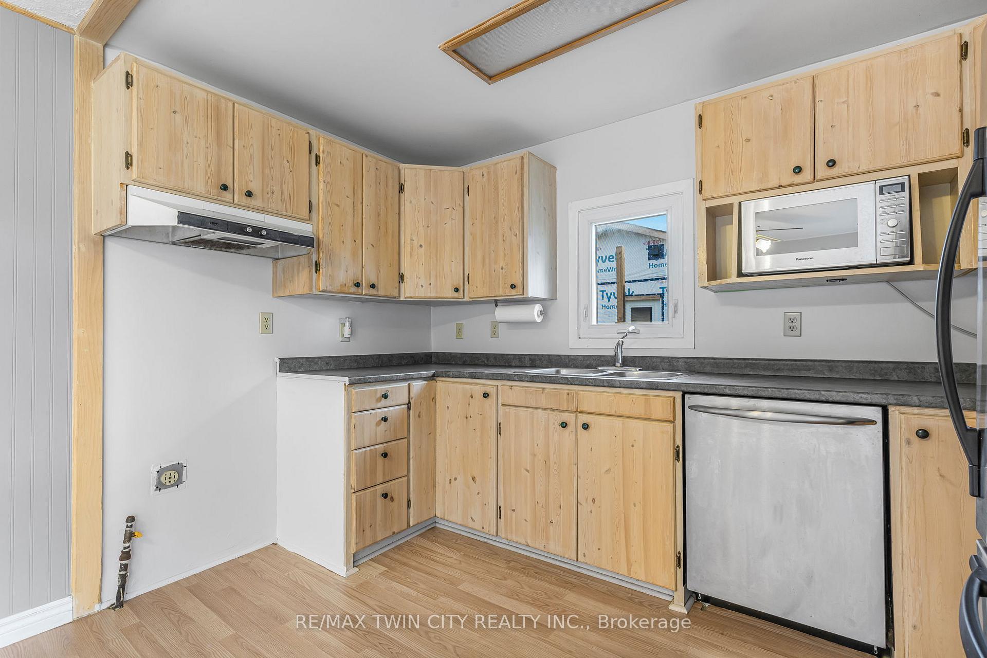 Photo 11 of 858 Wright Street, Welland, Lincoln/Crowland — HOMEH