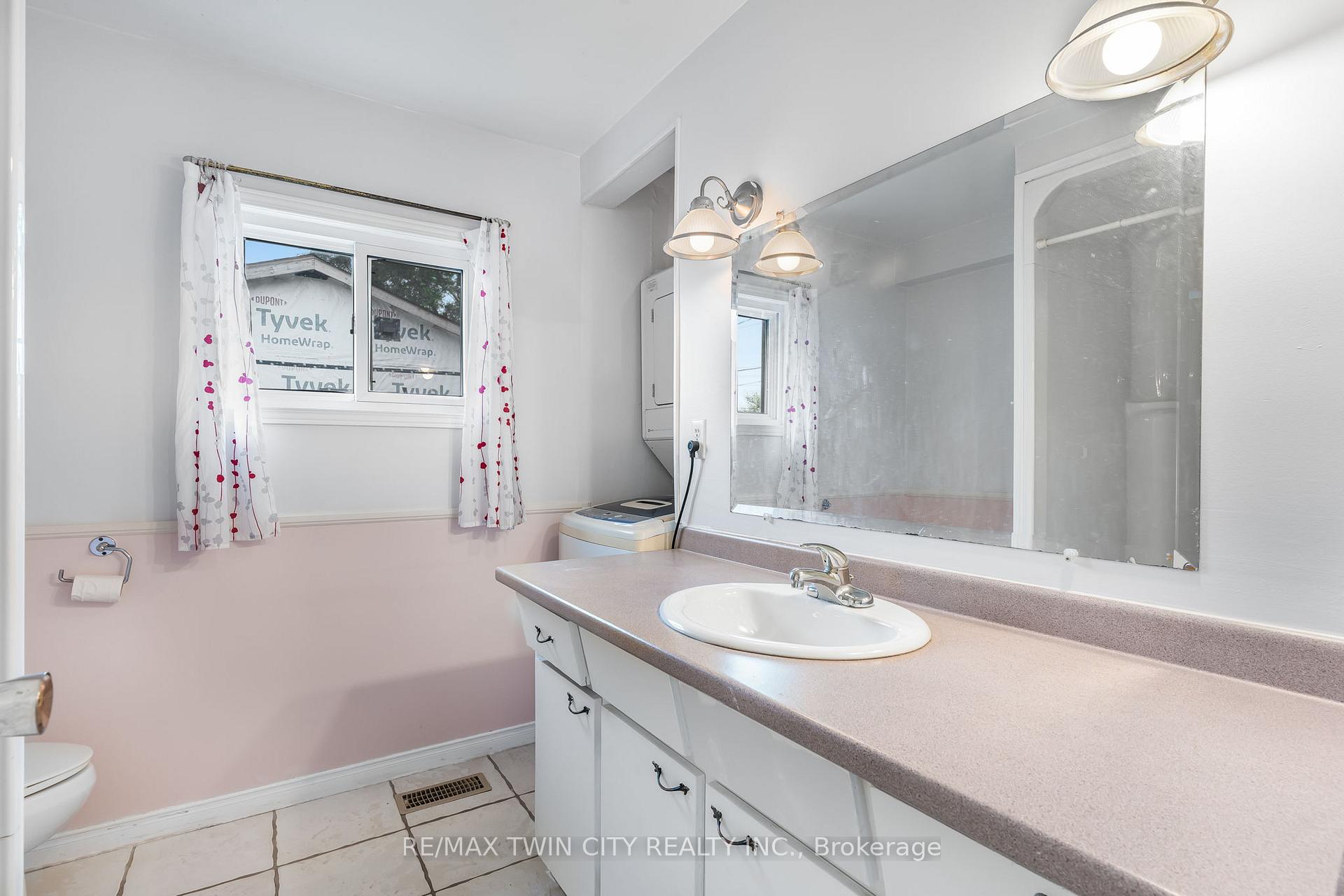 Photo 23 of 858 Wright Street, Welland, Lincoln/Crowland — HOMEH