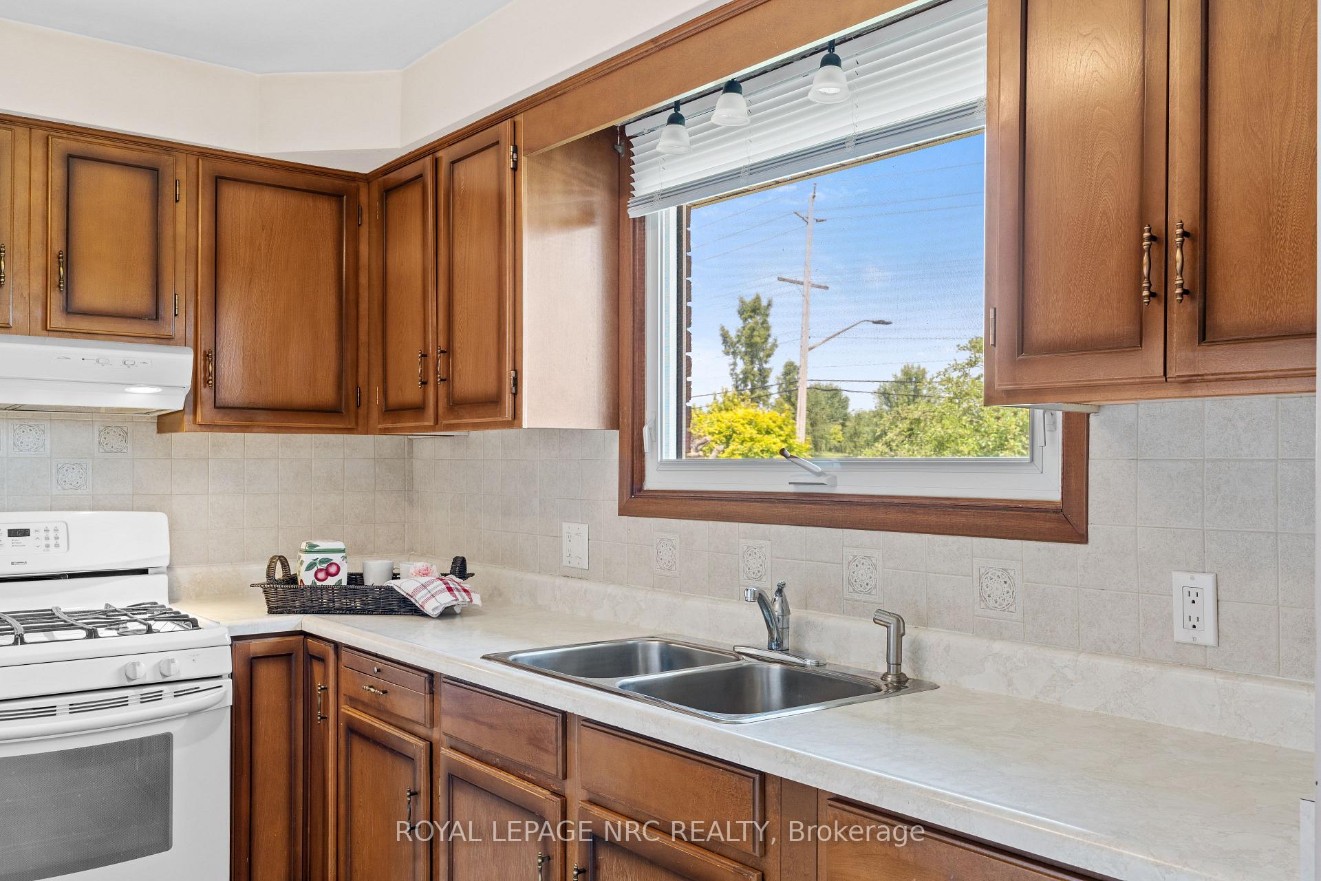 Photo 7 of 58 Wiltshire Boulevard, Welland, N. Welland — HOMEH