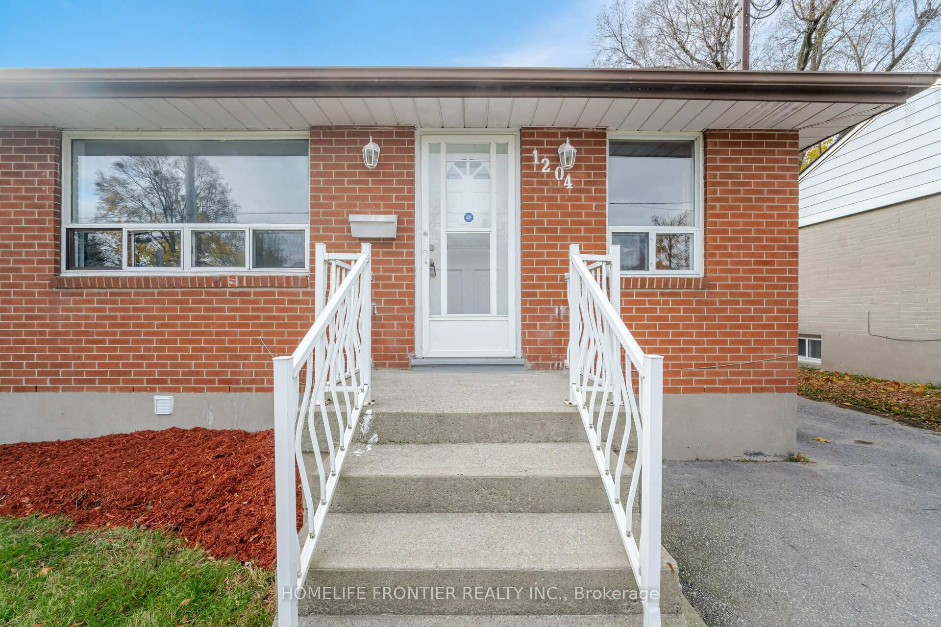 Photo 4 of 1204 Simcoe Street S, Oshawa, Lakeview — HOMEH