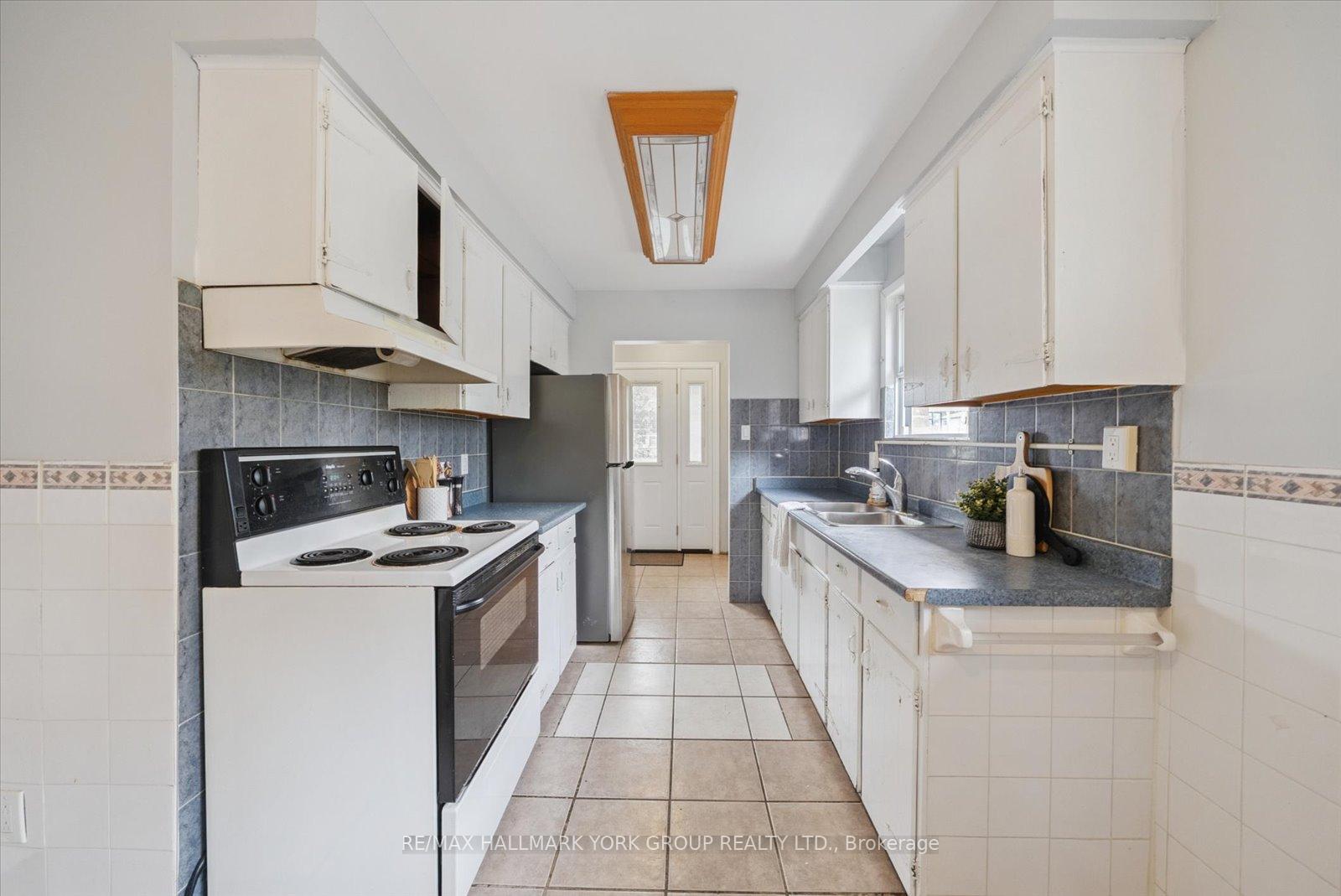 Photo 10 of 6 Glenecho Drive, Barrie, Grove East — HOMEH