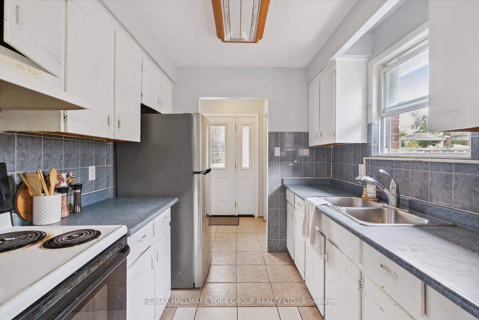 Photo 7 of 6 Glenecho Drive, Barrie, Grove East — HOMEH