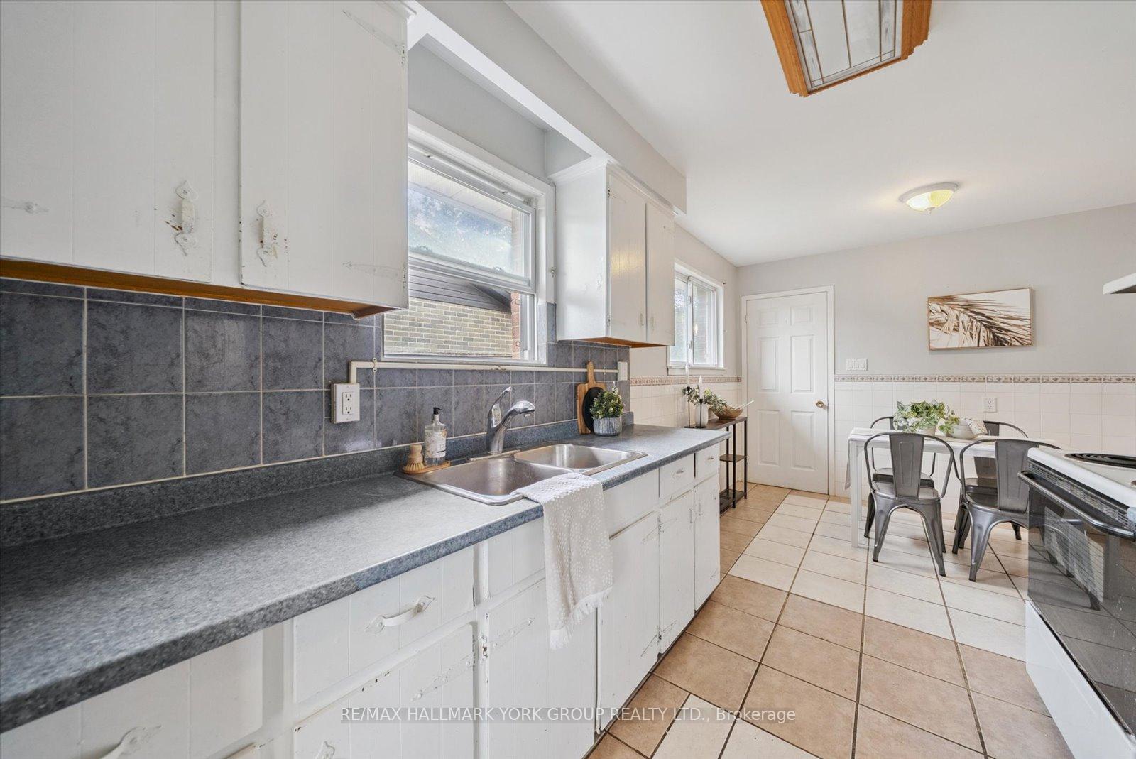 Photo 12 of 6 Glenecho Drive, Barrie, Grove East — HOMEH