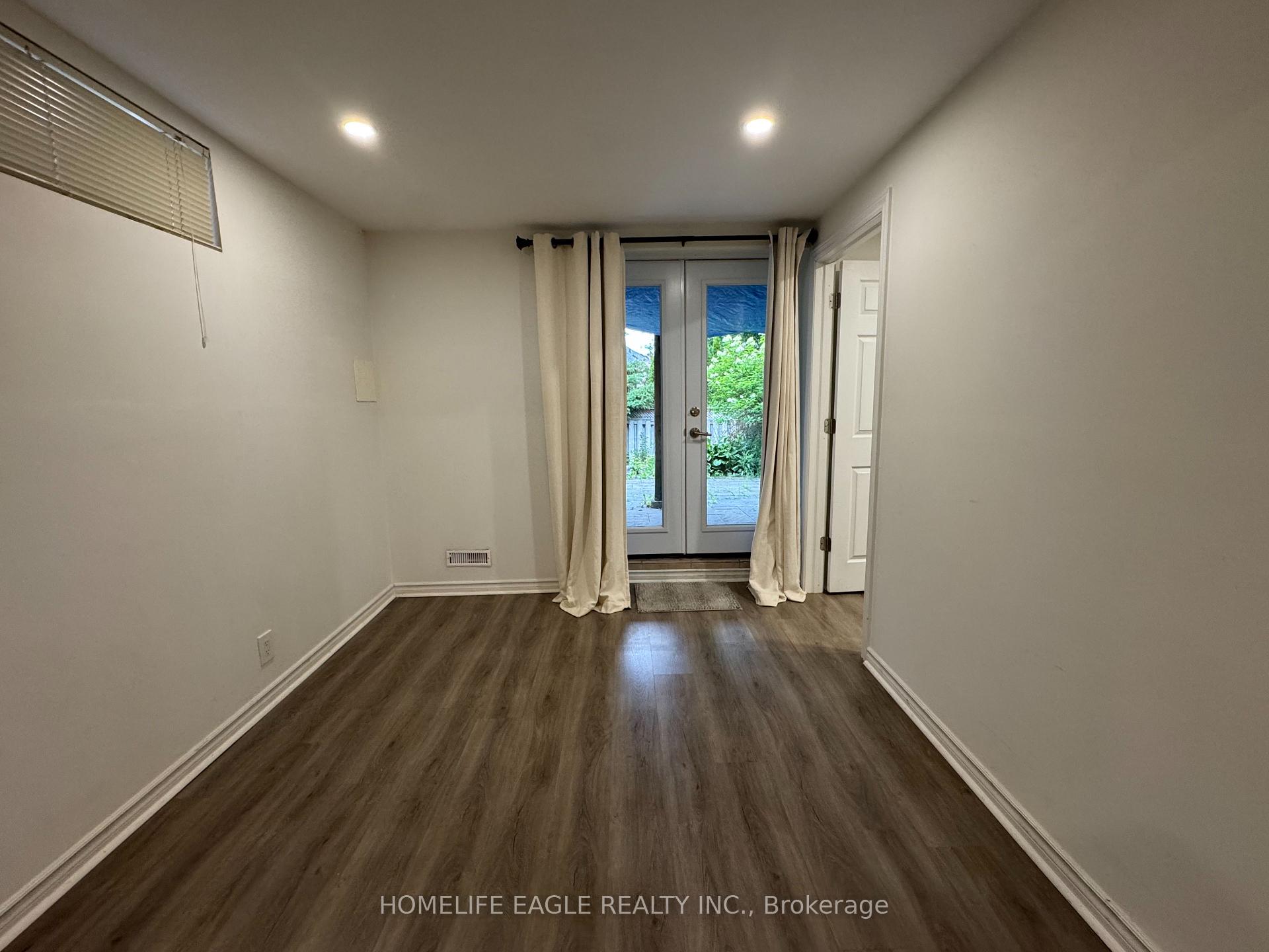 Photo 10 of 121 Primeau Drive, Aurora, Aurora Grove — HOMEH
