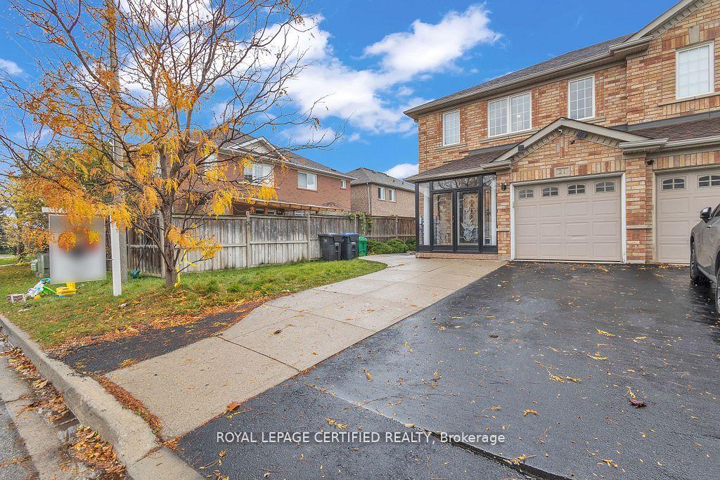 Photo 3 of 21 Dunure Crescent, Brampton, Fletcher's Meadow — HOMEH