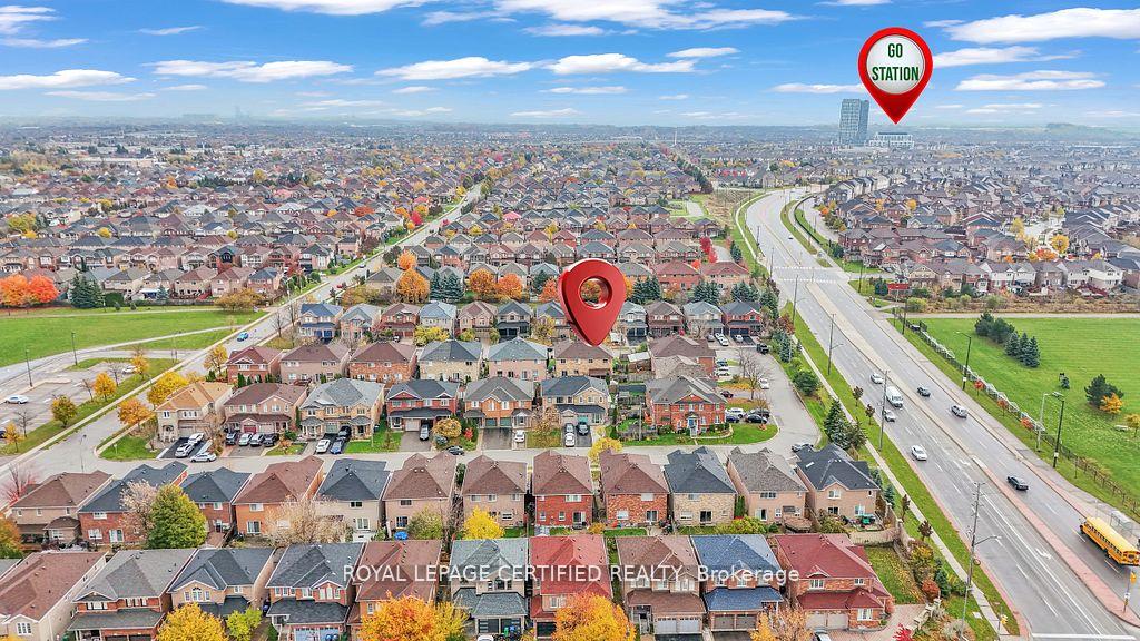 Photo 4 of 21 Dunure Crescent, Brampton, Fletcher's Meadow — HOMEH