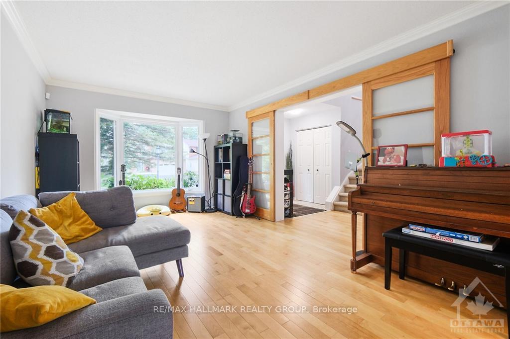 Photo 2 of 746 Hauteview Crescent, Ottawa, Fallingbrook/Ridgemount — HOMEH
