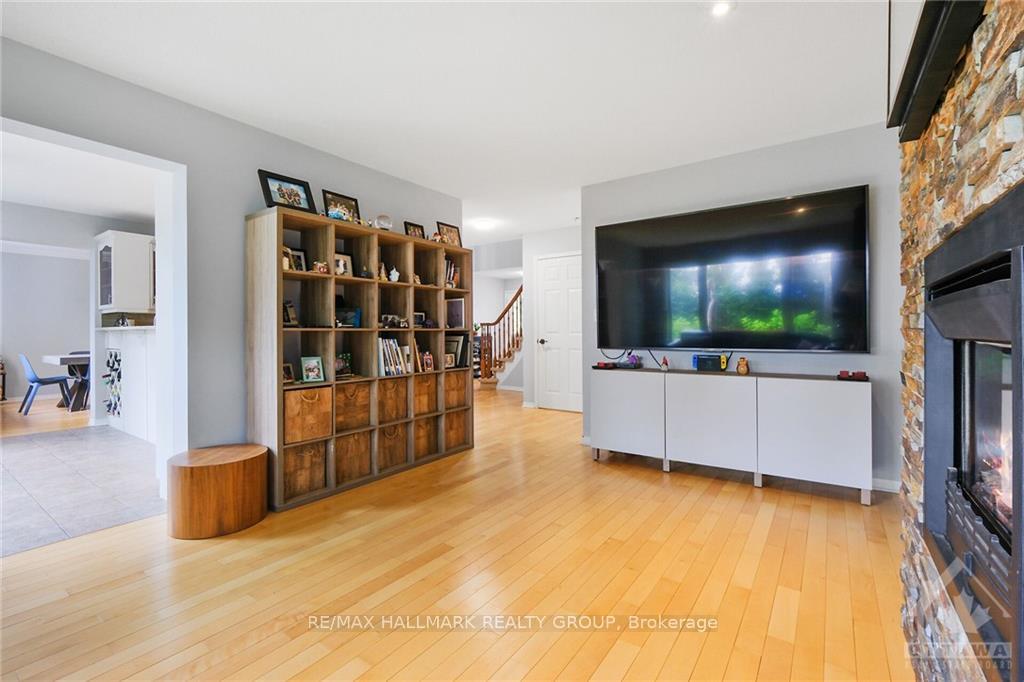 Photo 3 of 746 Hauteview Crescent, Ottawa, Fallingbrook/Ridgemount — HOMEH