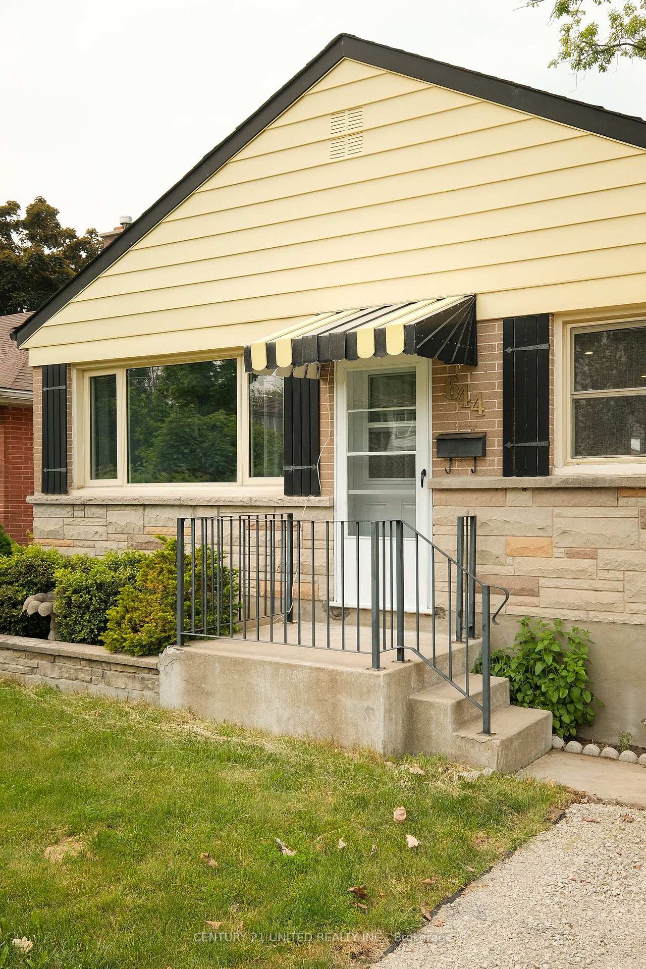 Photo 2 of 644 Crawford Drive, Peterborough, Otonabee Ward 1 — HOMEH