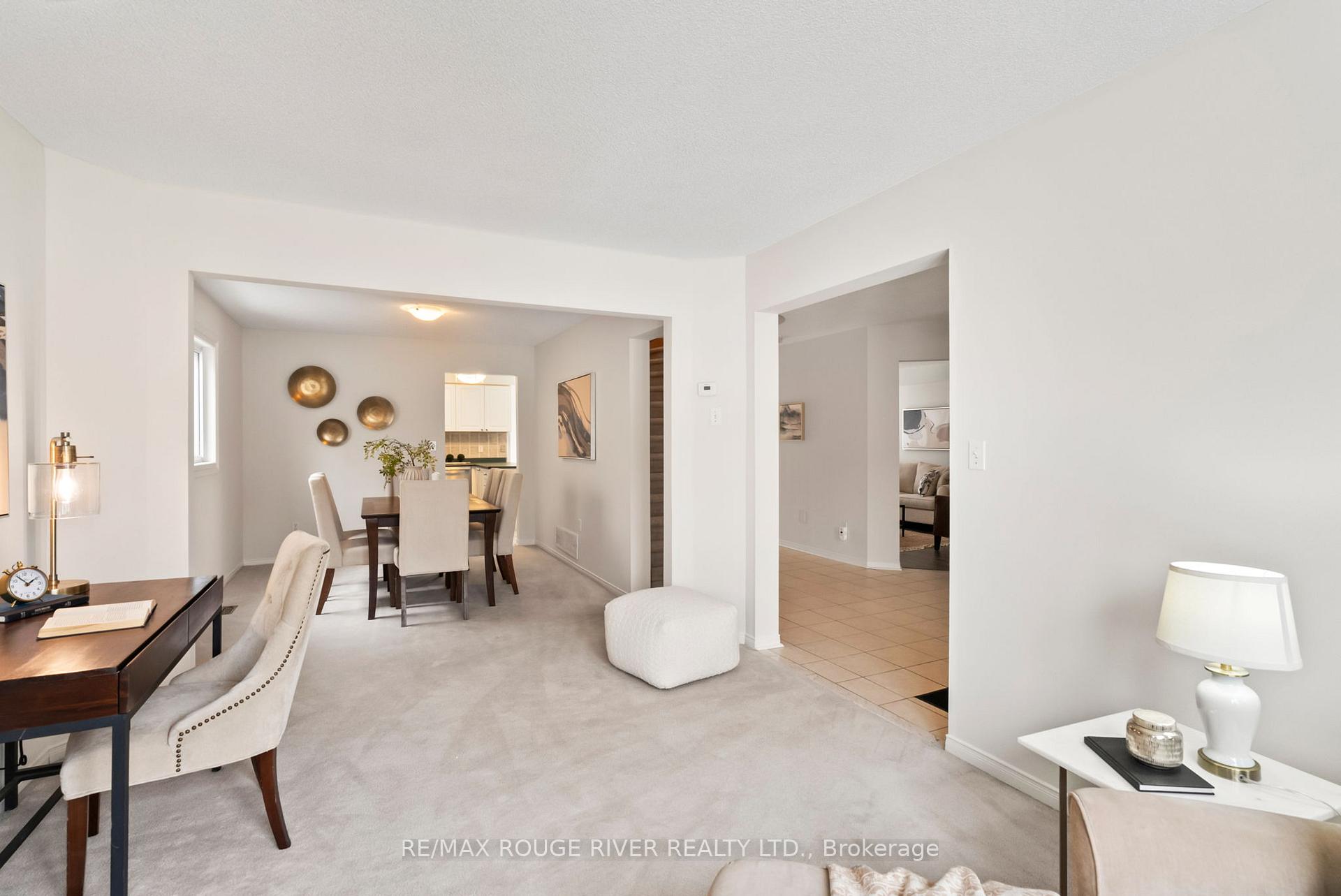 Photo 4 of 22 Valleywood Drive, Whitby, Williamsburg — HOMEH