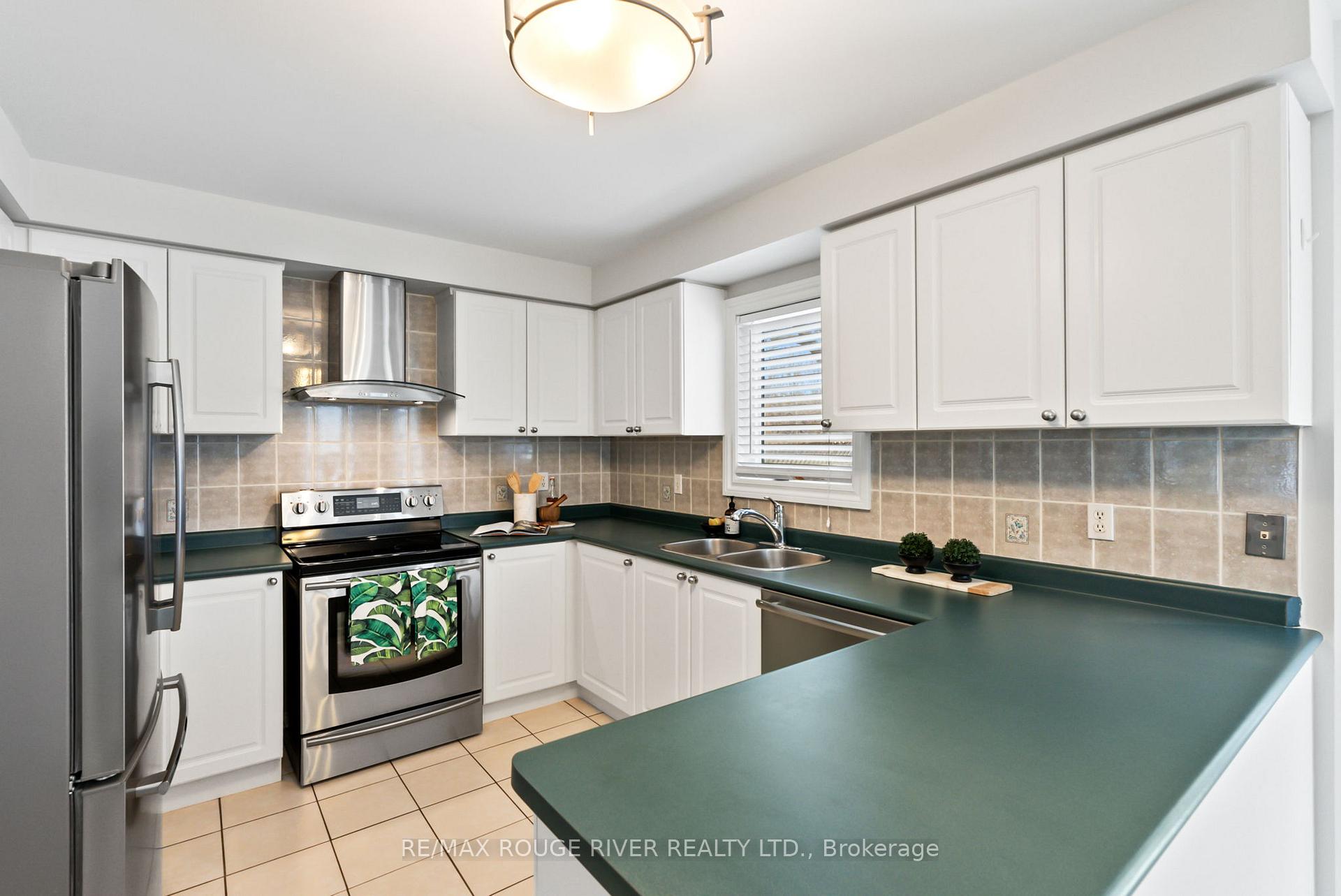 Photo 7 of 22 Valleywood Drive, Whitby, Williamsburg — HOMEH