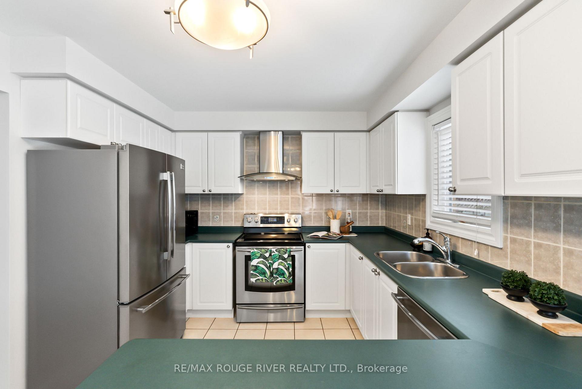 Photo 8 of 22 Valleywood Drive, Whitby, Williamsburg — HOMEH