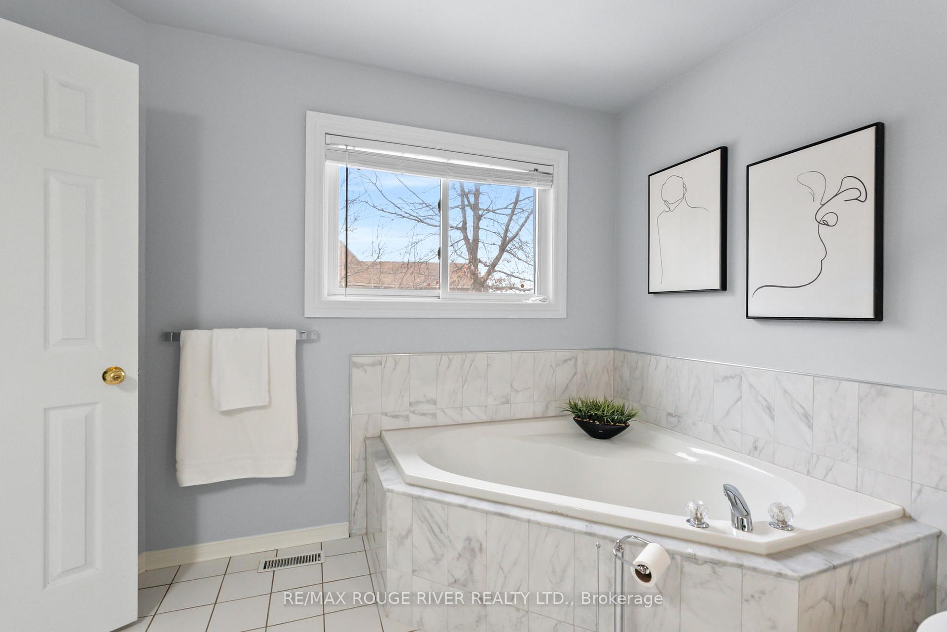 Photo 24 of 22 Valleywood Drive, Whitby, Williamsburg — HOMEH