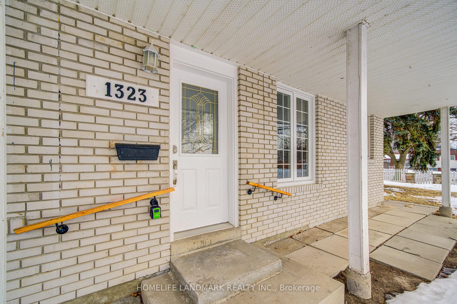 Photo 4 of 1323 Fundy Court, Oshawa, Lakeview — HOMEH