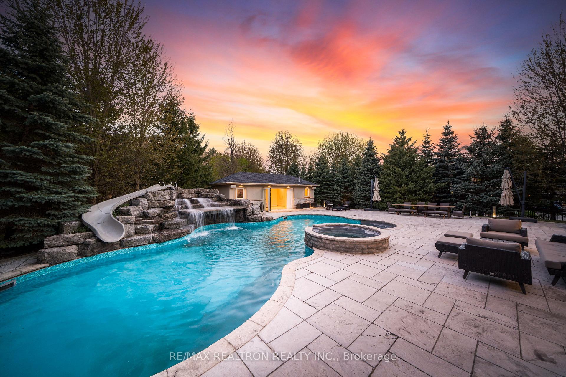 Photo 2 of 147 Laurentian Boulevard, Vaughan, Rural Vaughan — HOMEH