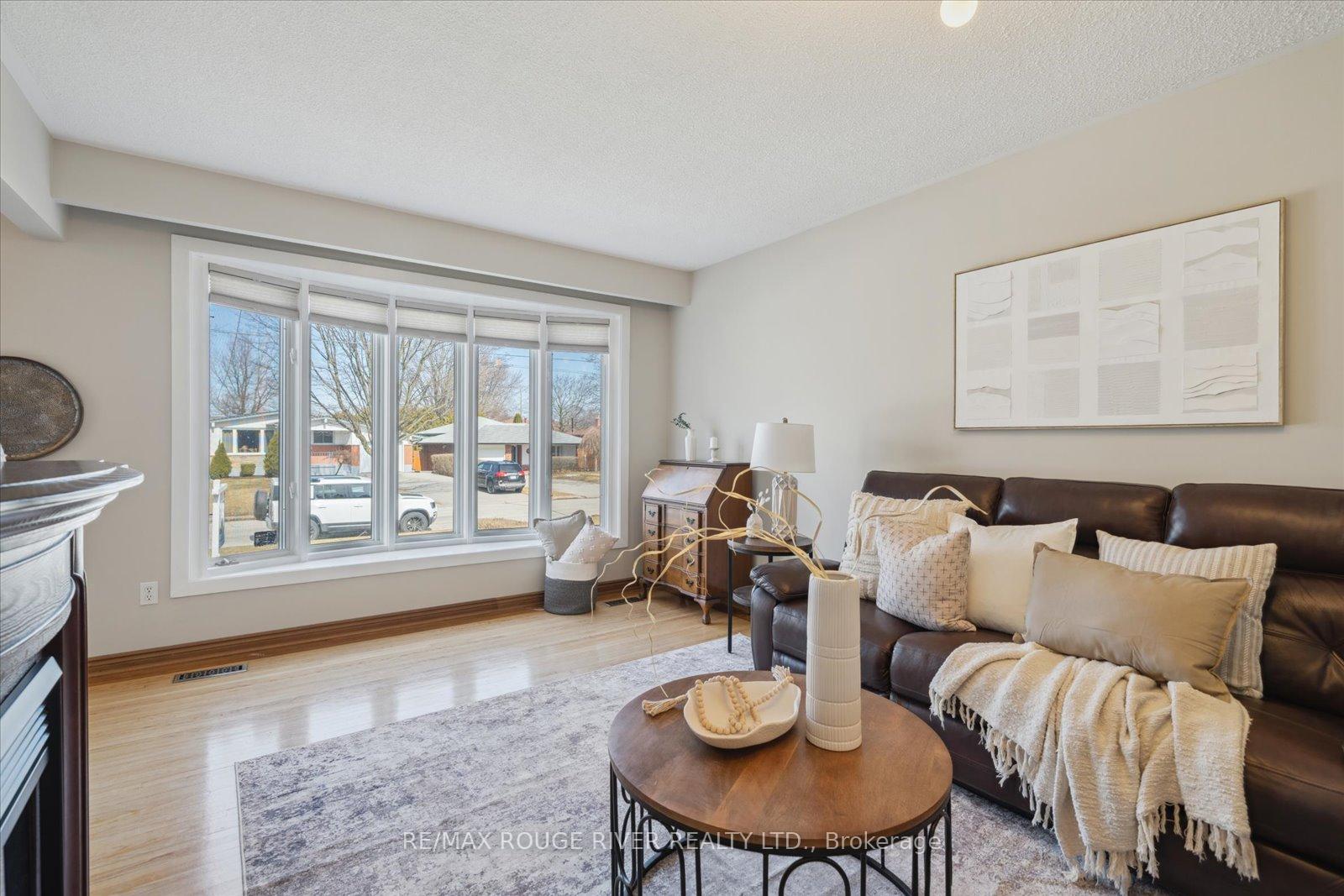 Photo 2 of 270 Labrador Drive, Oshawa, Donevan — HOMEH