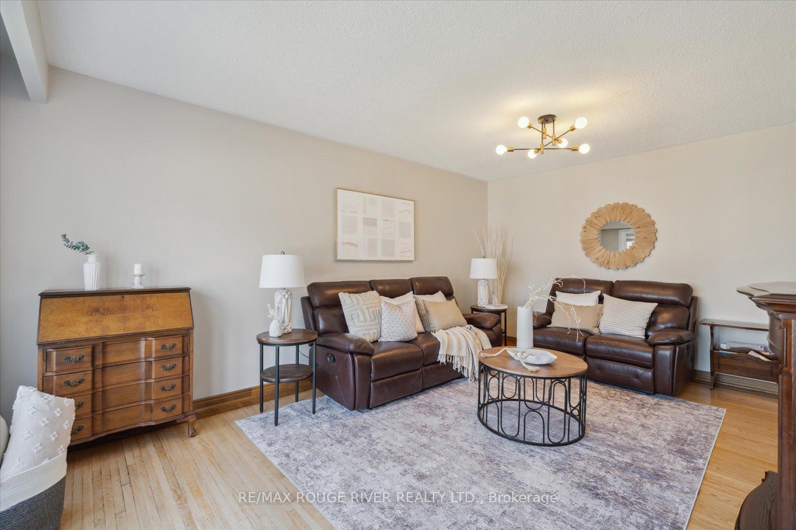Photo 3 of 270 Labrador Drive, Oshawa, Donevan — HOMEH