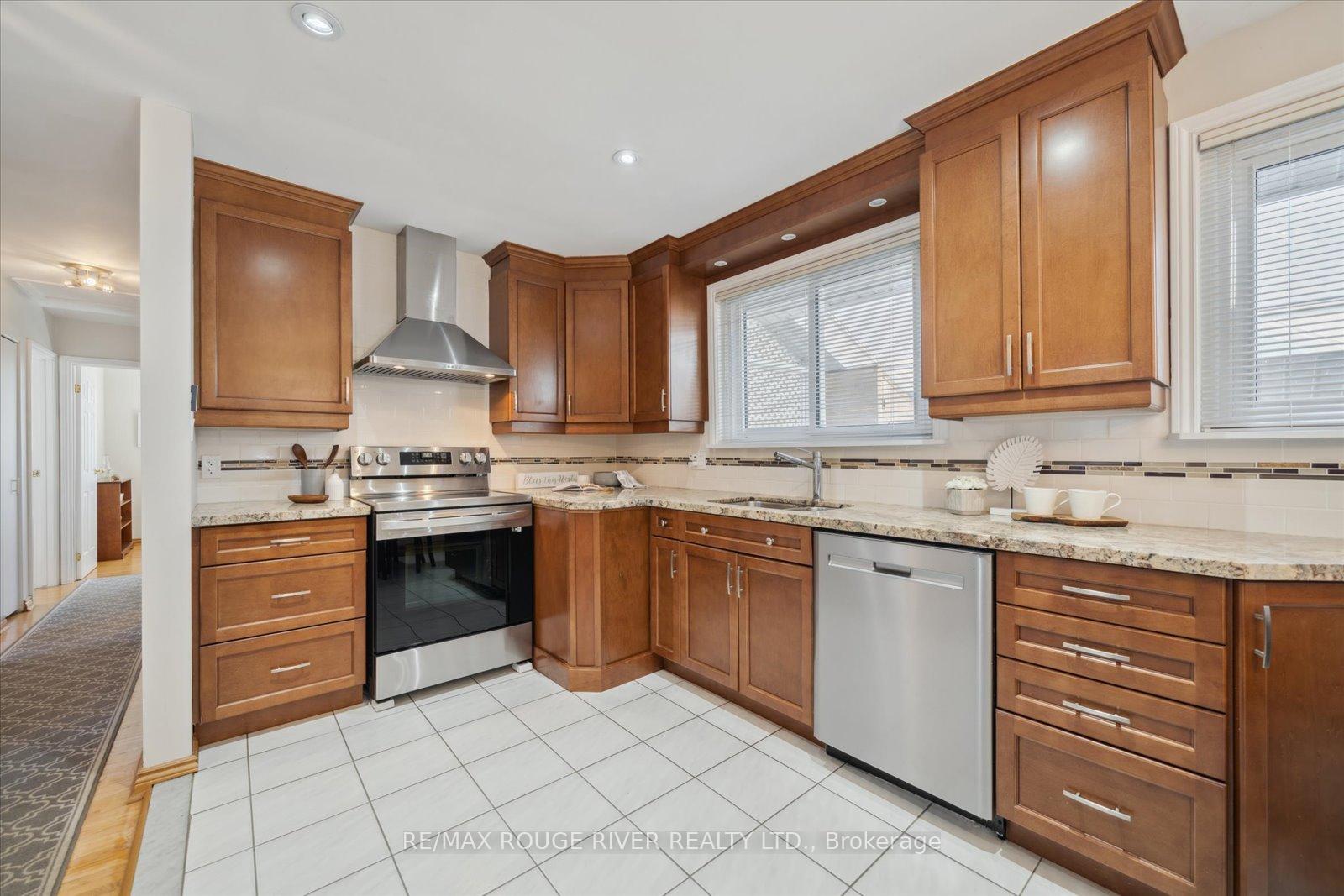 Photo 6 of 270 Labrador Drive, Oshawa, Donevan — HOMEH