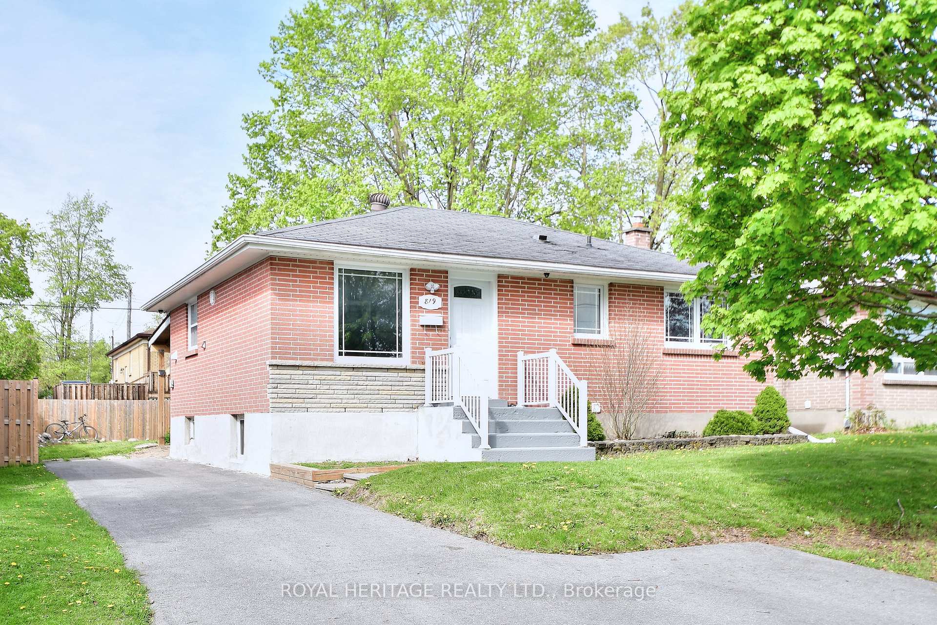 Photo 2 of 819 Brookdale Crescent, Peterborough, Northcrest Ward 5 — HOMEH