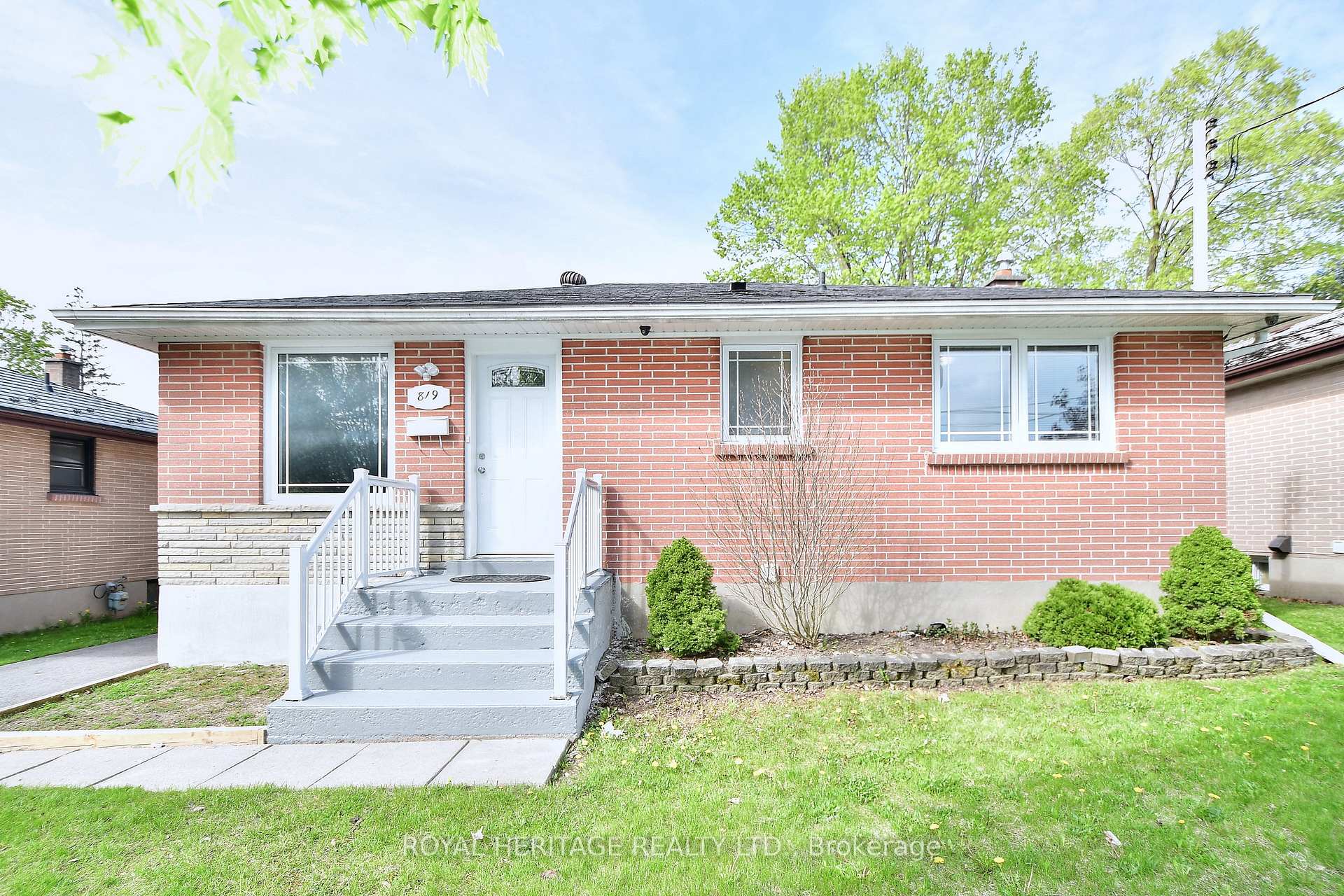 Photo 3 of 819 Brookdale Crescent, Peterborough, Northcrest Ward 5 — HOMEH