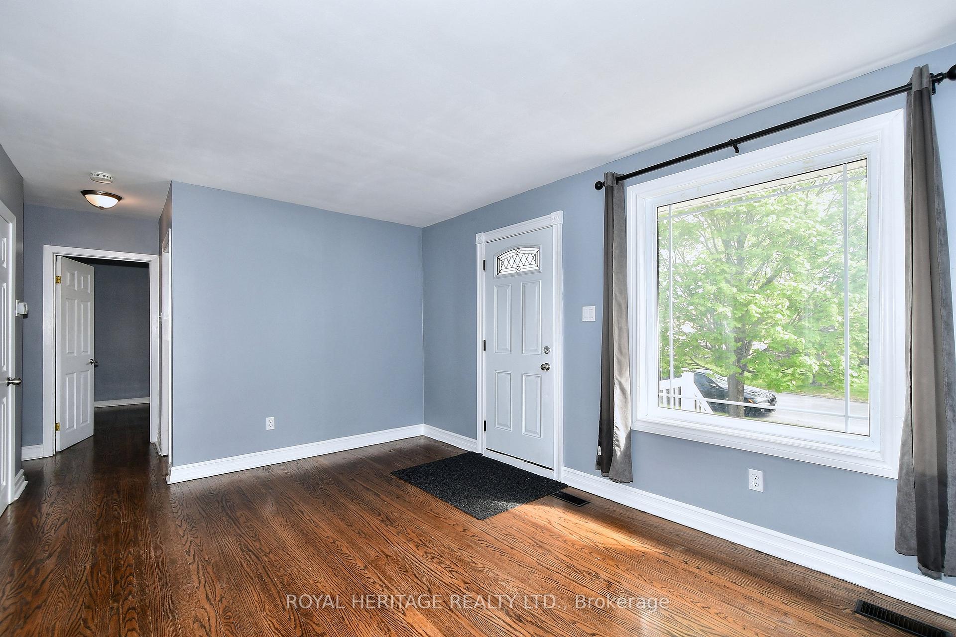 Photo 4 of 819 Brookdale Crescent, Peterborough, Northcrest Ward 5 — HOMEH