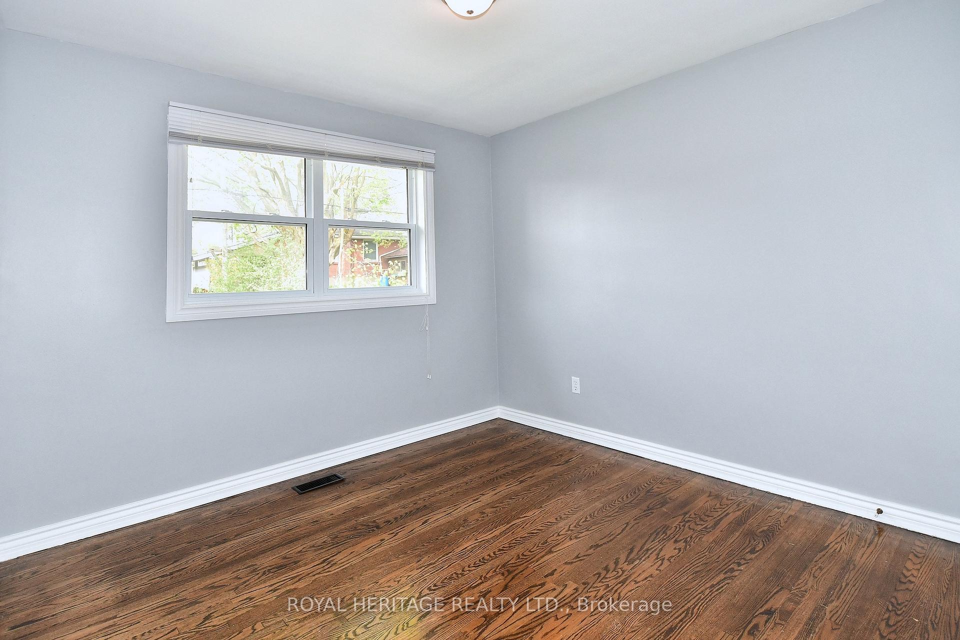 Photo 12 of 819 Brookdale Crescent, Peterborough, Northcrest Ward 5 — HOMEH