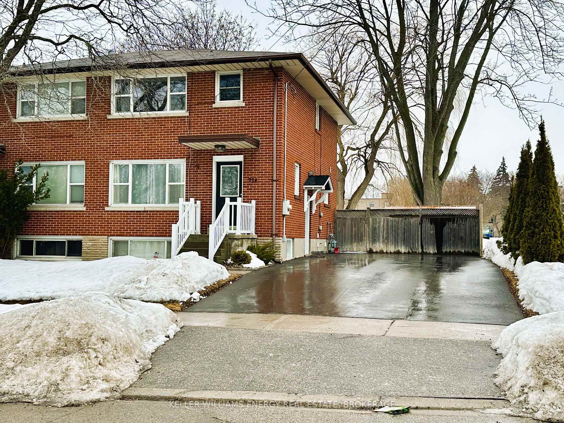 Front of 714 Dunlop Street W