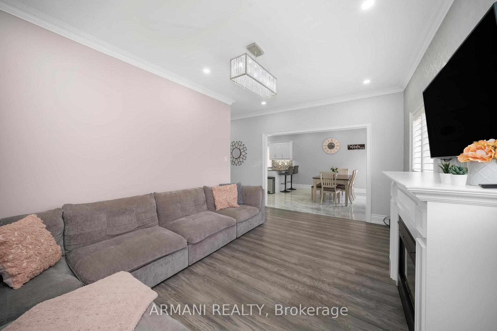 Photo 10 of 133 Blackthorn Drive, Vaughan, Maple — HOMEH