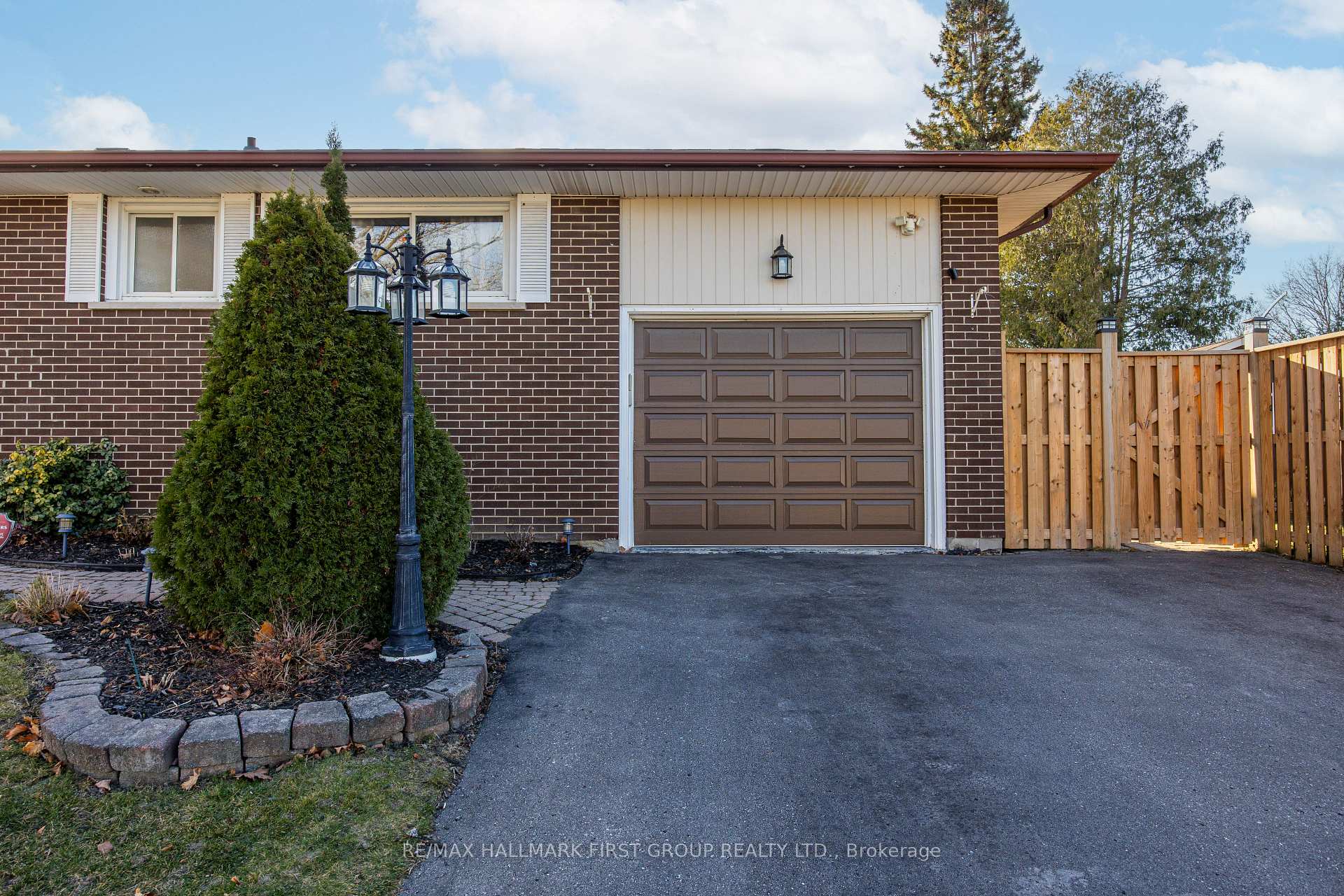 Photo 3 of 397 Bernhard Crescent, Oshawa, O'Neill — HOMEH