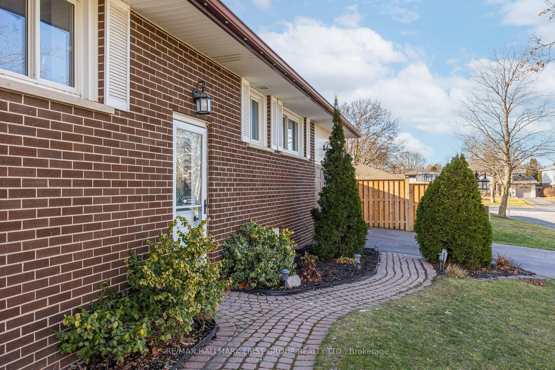 Photo 4 of 397 Bernhard Crescent, Oshawa, O'Neill — HOMEH