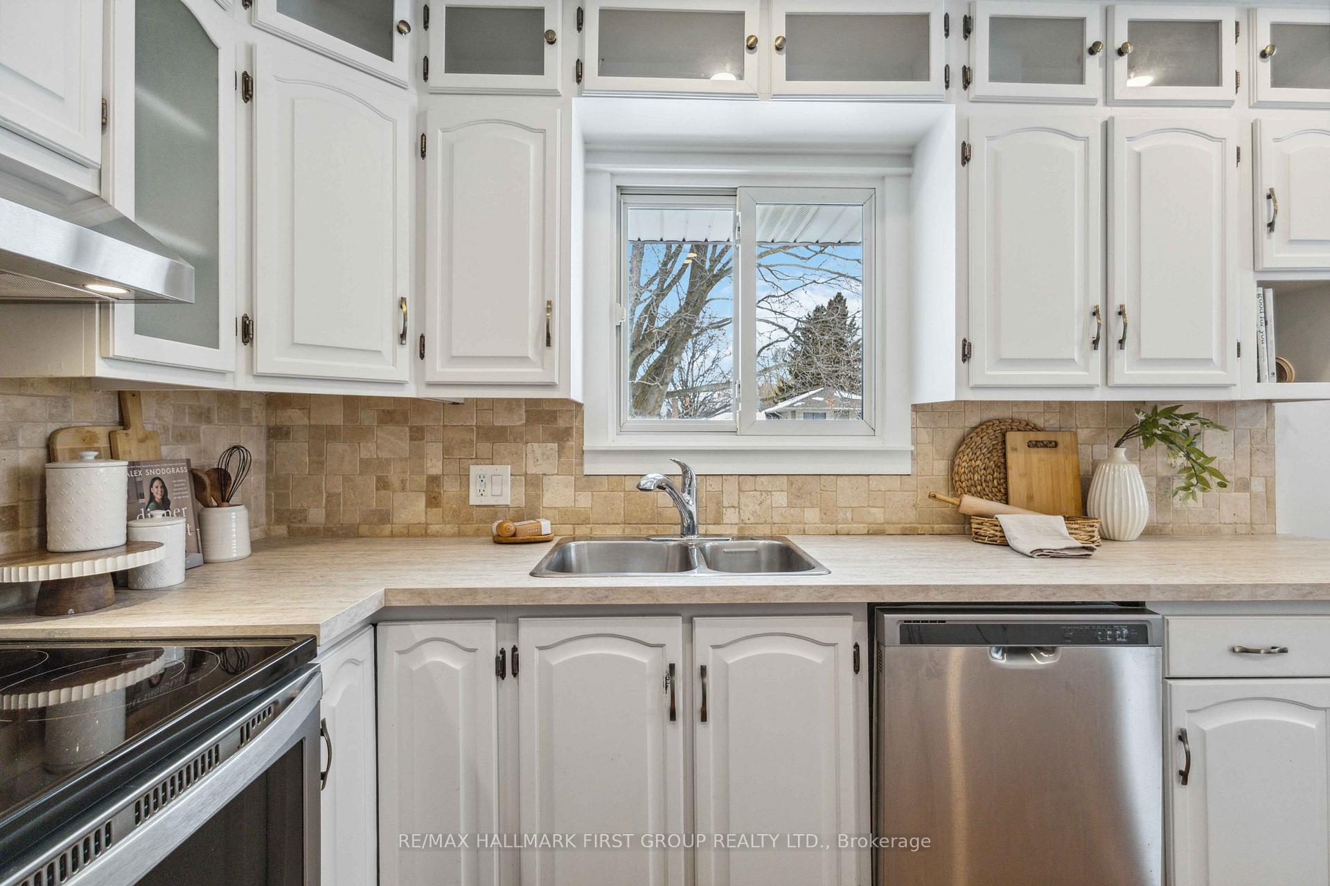 Photo 12 of 397 Bernhard Crescent, Oshawa, O'Neill — HOMEH