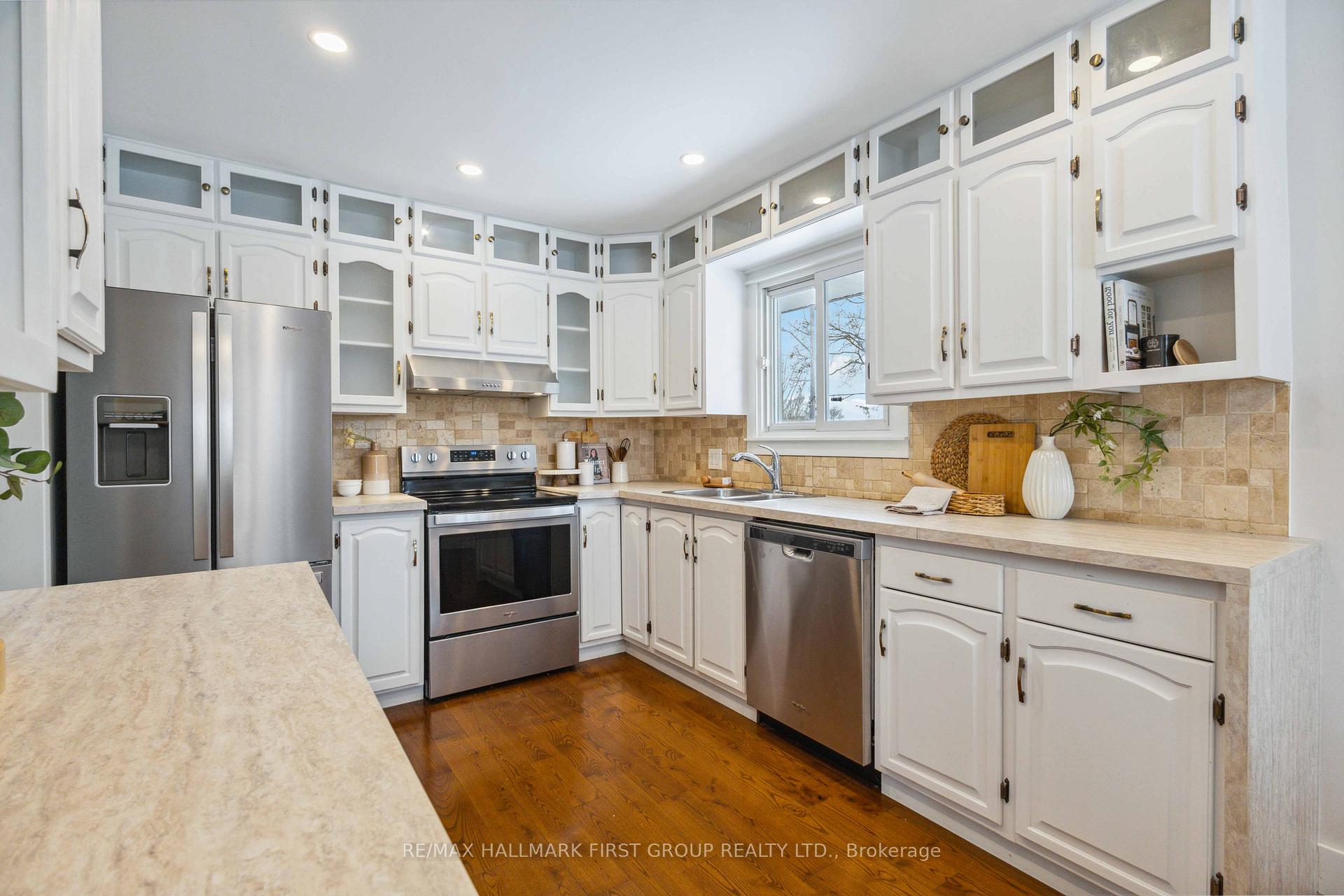 Photo 17 of 397 Bernhard Crescent, Oshawa, O'Neill — HOMEH