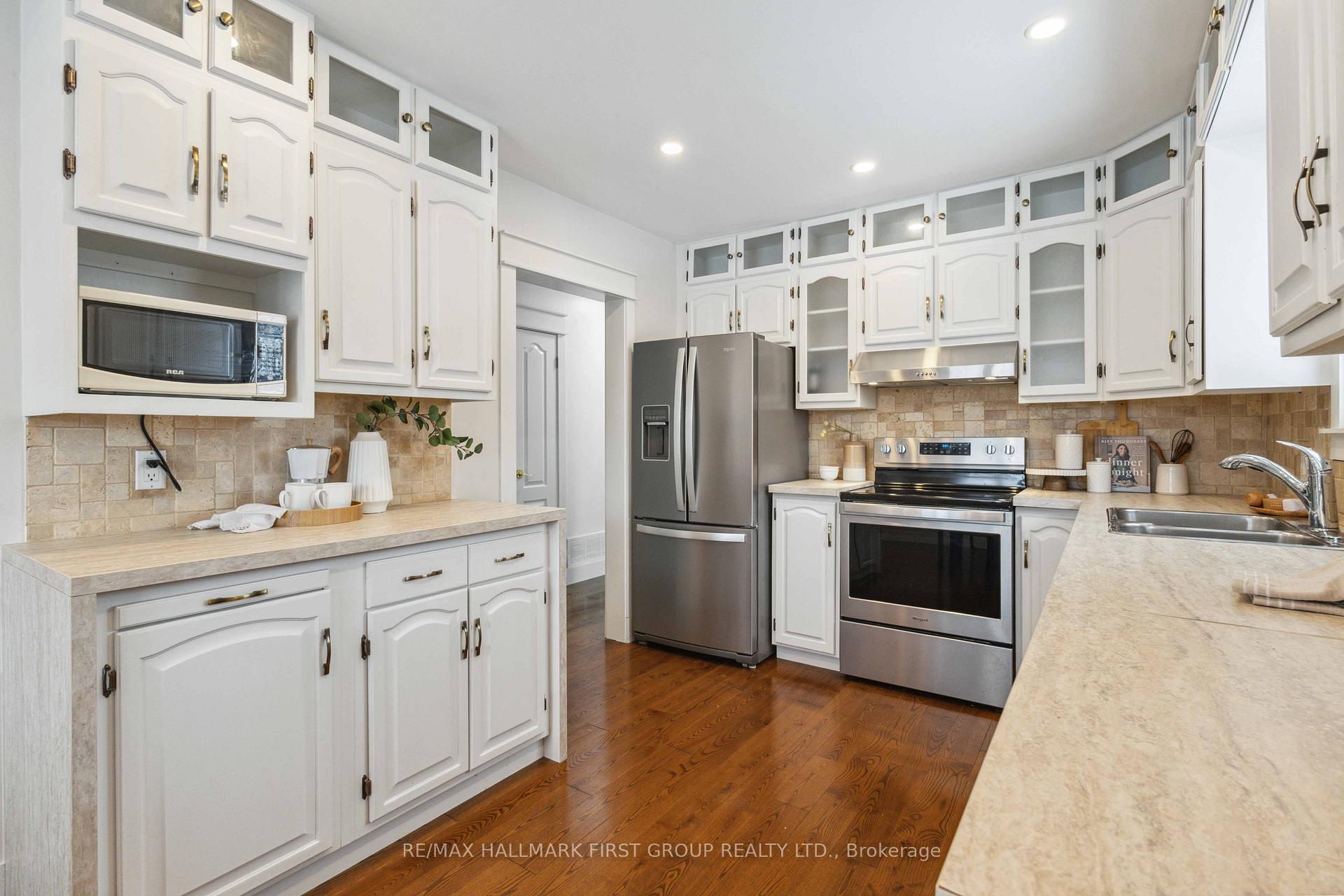 Photo 18 of 397 Bernhard Crescent, Oshawa, O'Neill — HOMEH