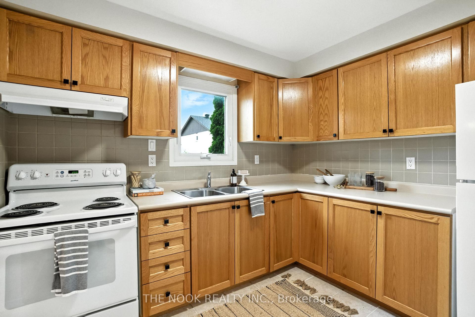 Photo 17 of 23 Sharp Crescent, Ajax, Central — HOMEH