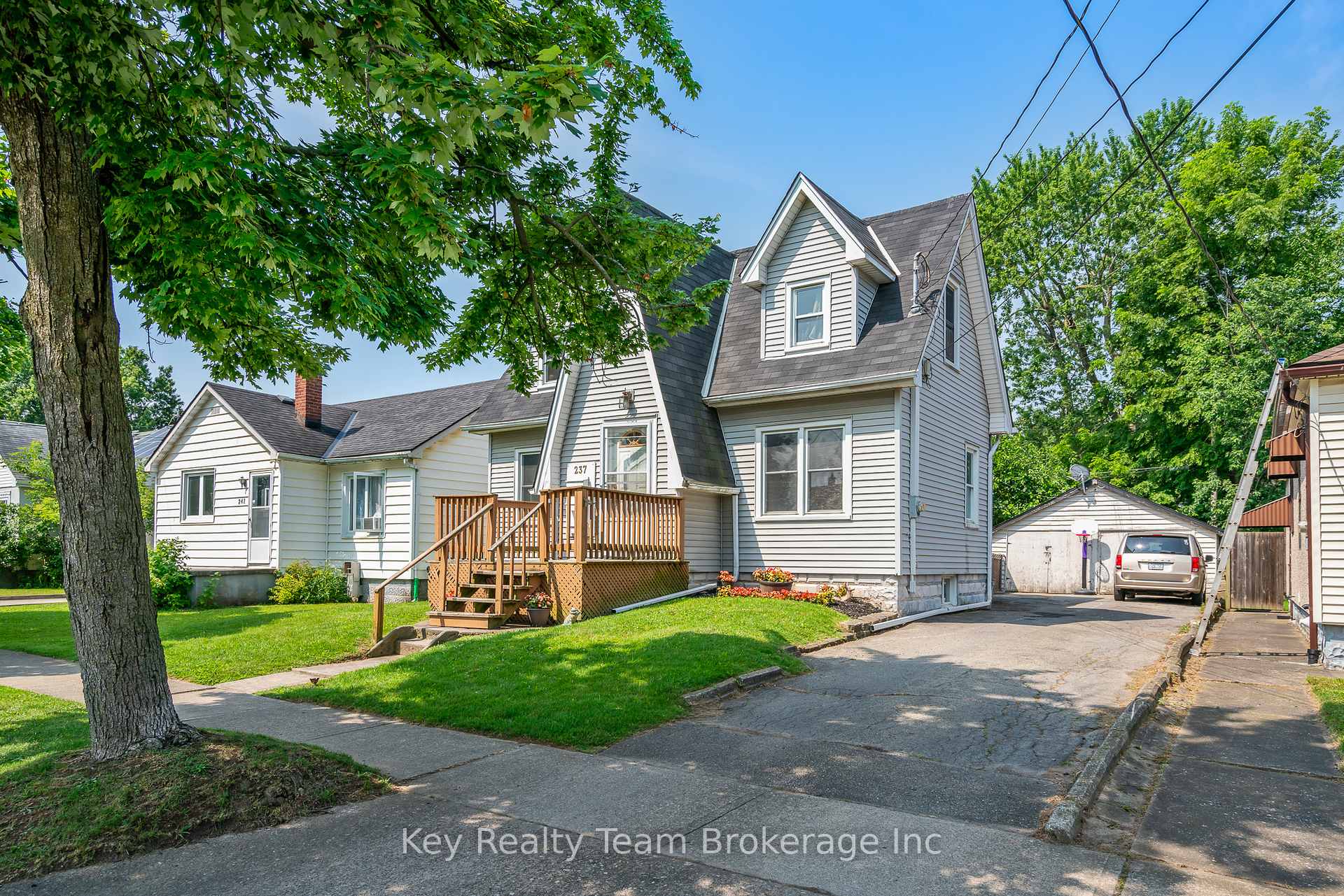 Front of 237 Wallace Avenue S