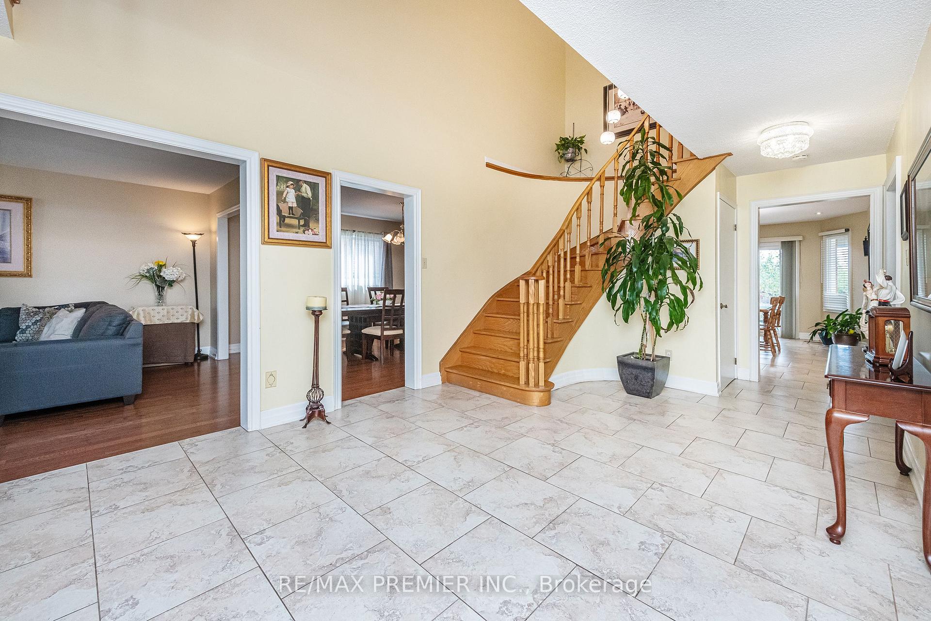 Photo 2 of 35 Cristina Crescent, Vaughan, East Woodbridge — HOMEH