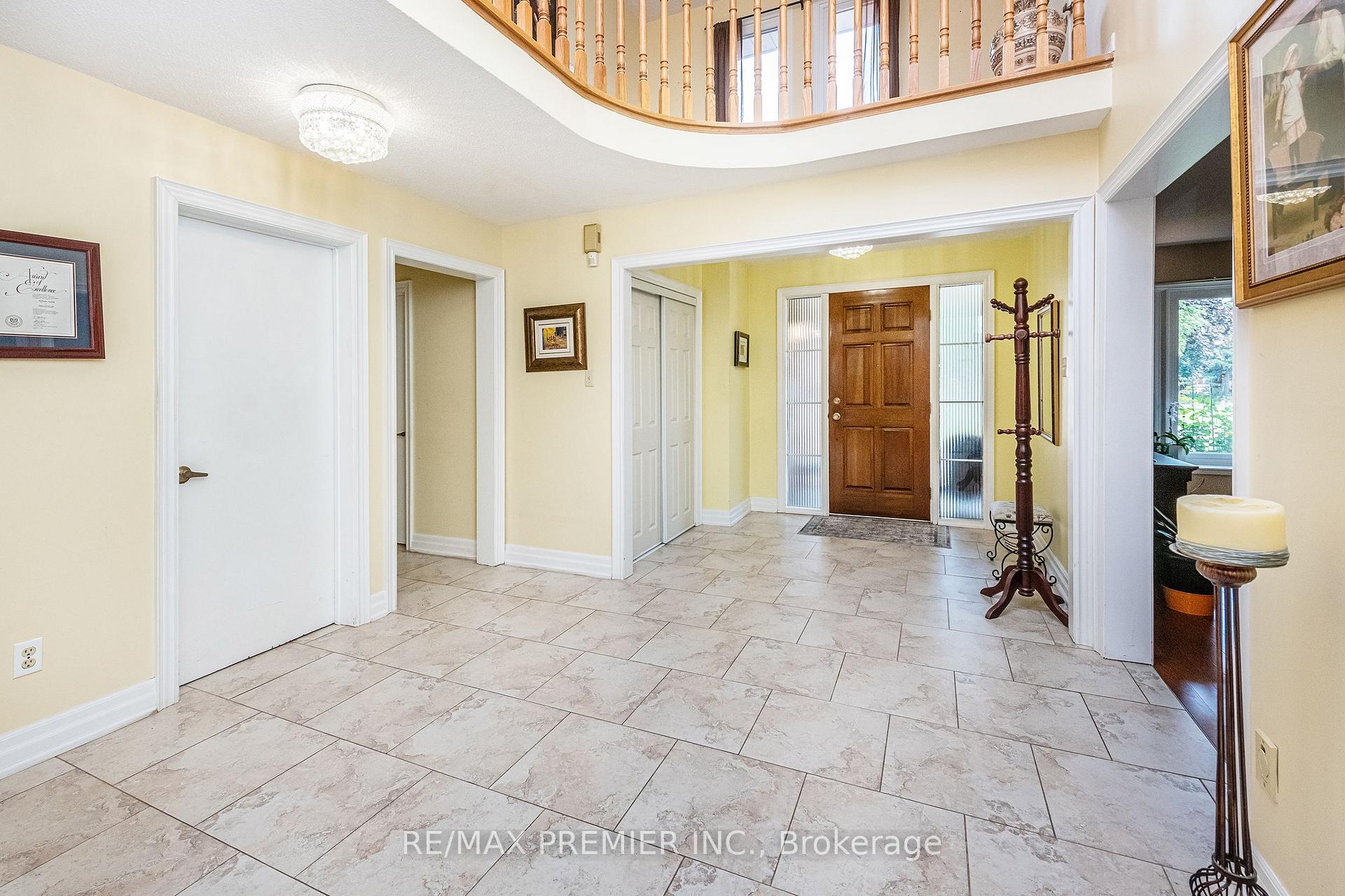 Photo 3 of 35 Cristina Crescent, Vaughan, East Woodbridge — HOMEH