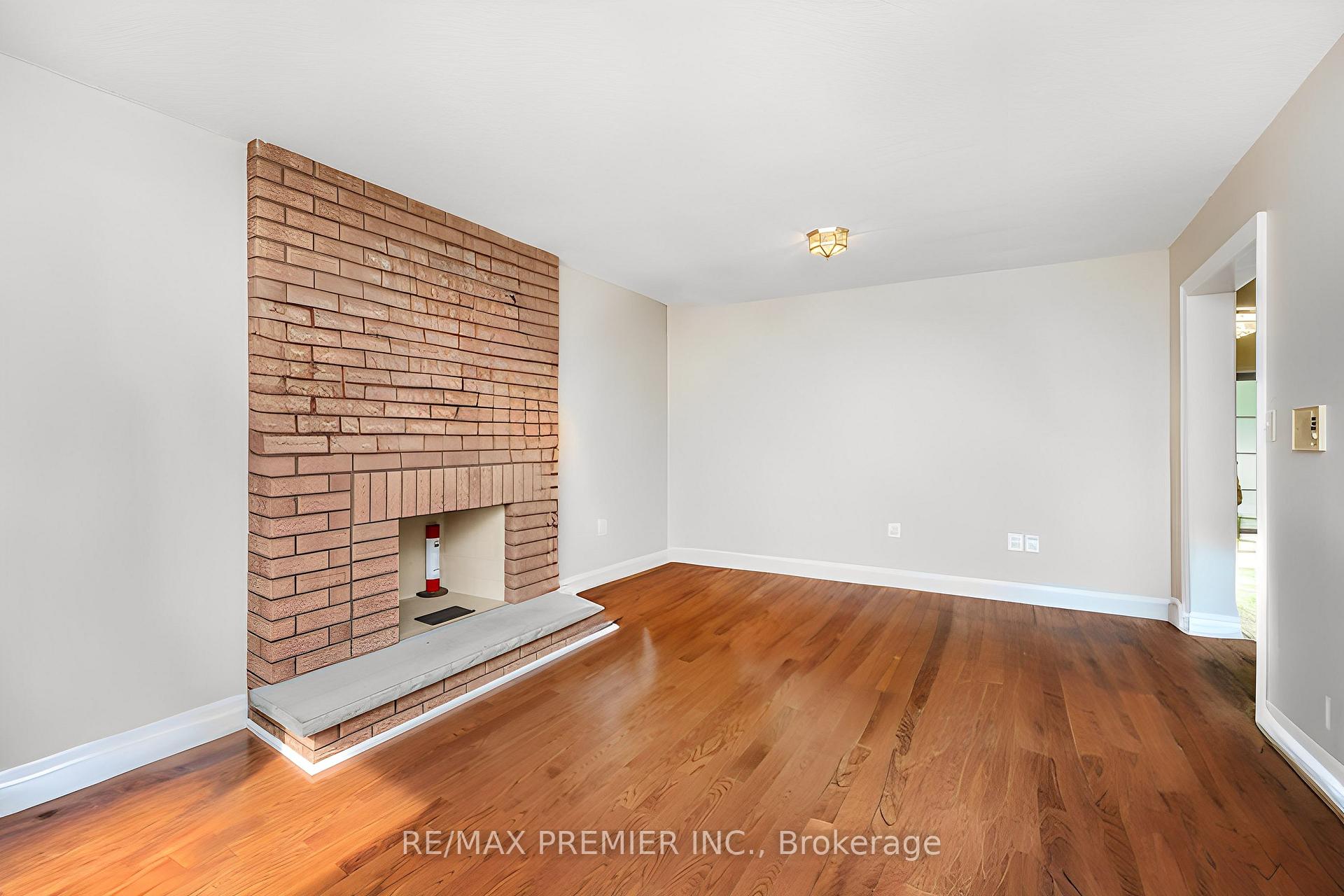 Photo 4 of 35 Cristina Crescent, Vaughan, East Woodbridge — HOMEH
