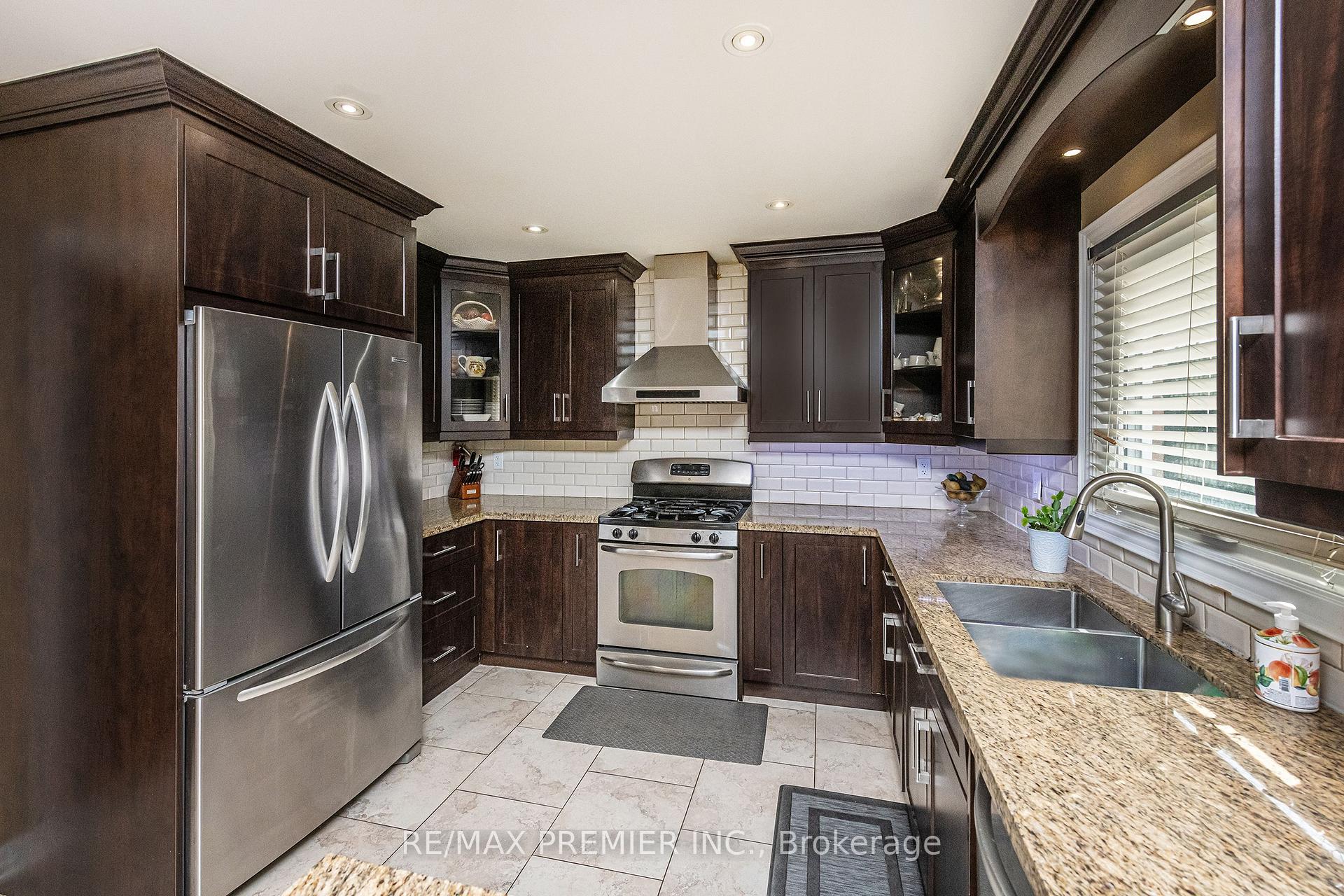 Photo 6 of 35 Cristina Crescent, Vaughan, East Woodbridge — HOMEH