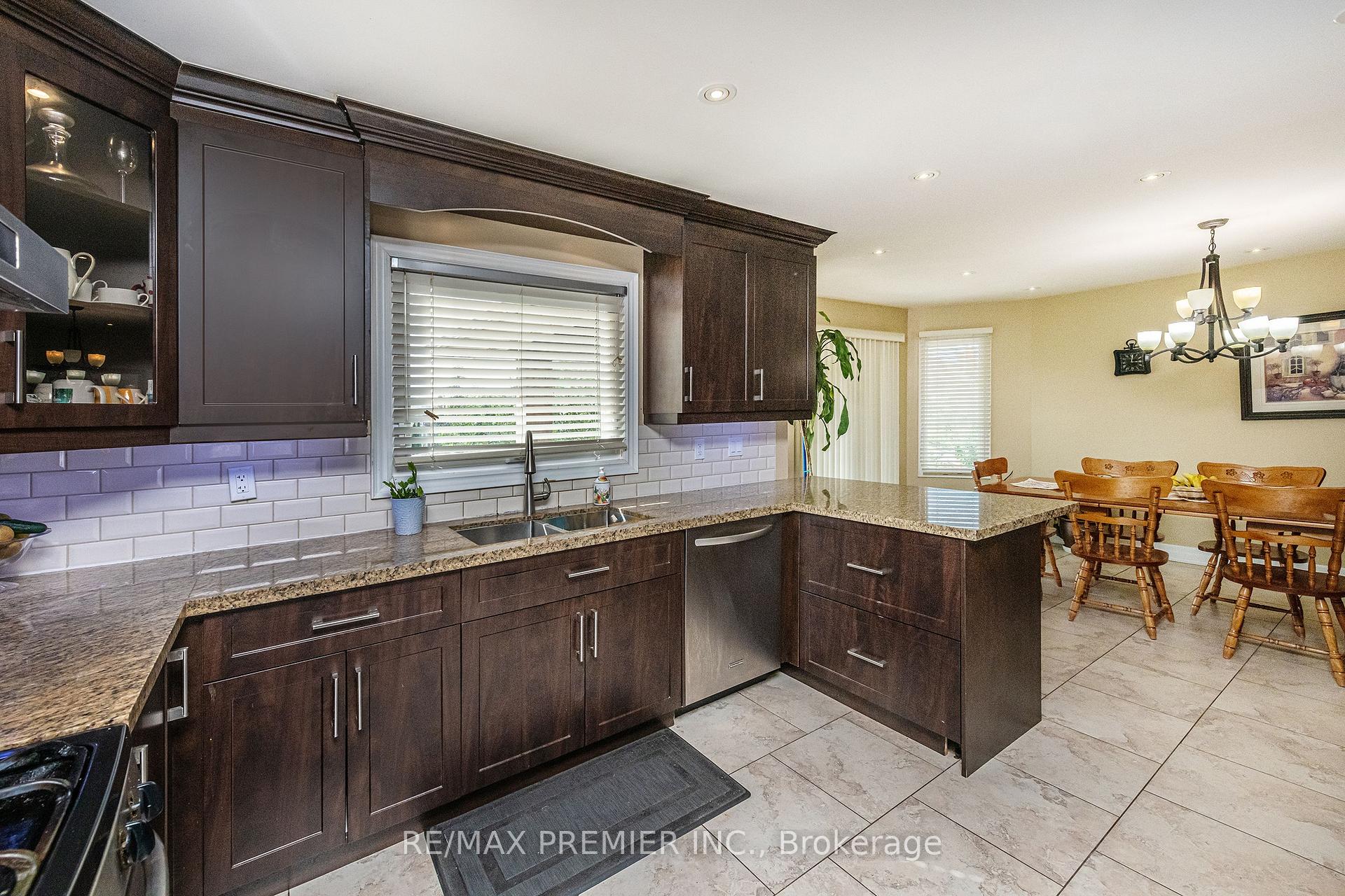 Photo 7 of 35 Cristina Crescent, Vaughan, East Woodbridge — HOMEH