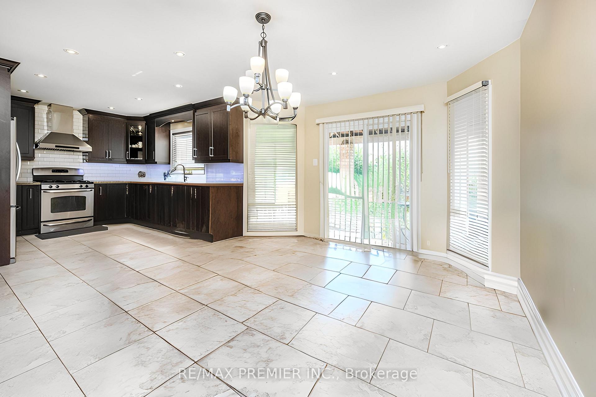 Photo 8 of 35 Cristina Crescent, Vaughan, East Woodbridge — HOMEH