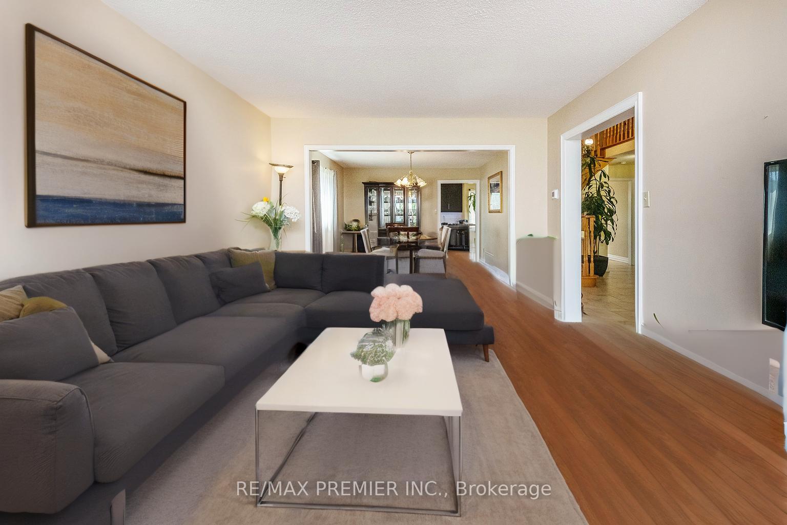 Photo 10 of 35 Cristina Crescent, Vaughan, East Woodbridge — HOMEH