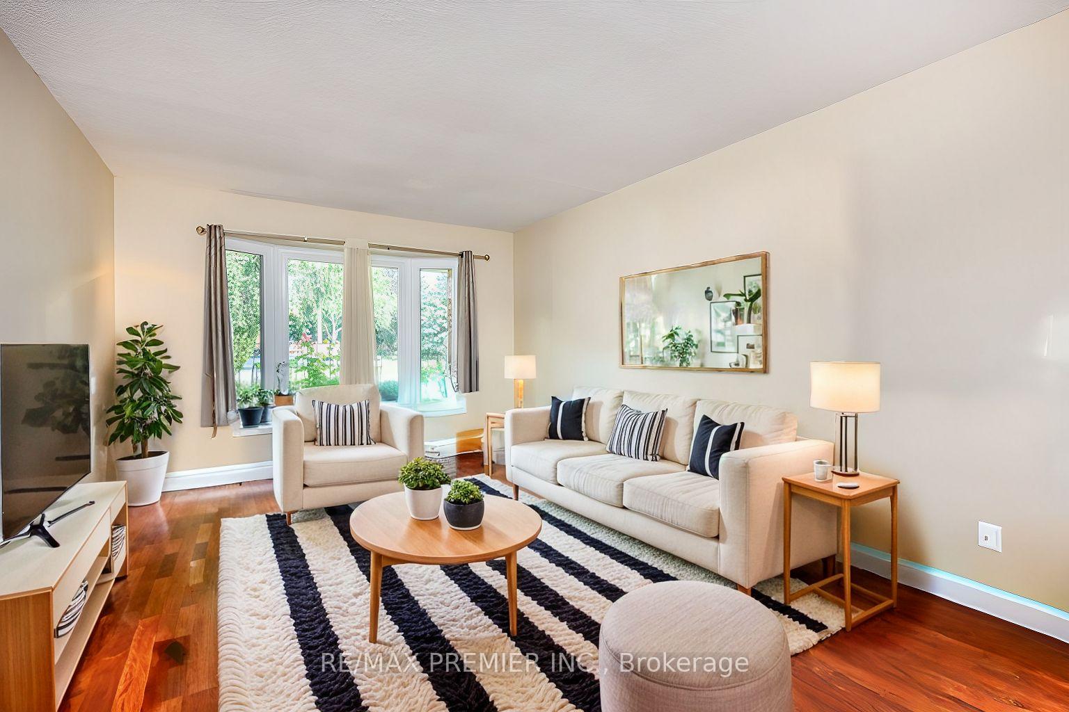 Photo 12 of 35 Cristina Crescent, Vaughan, East Woodbridge — HOMEH