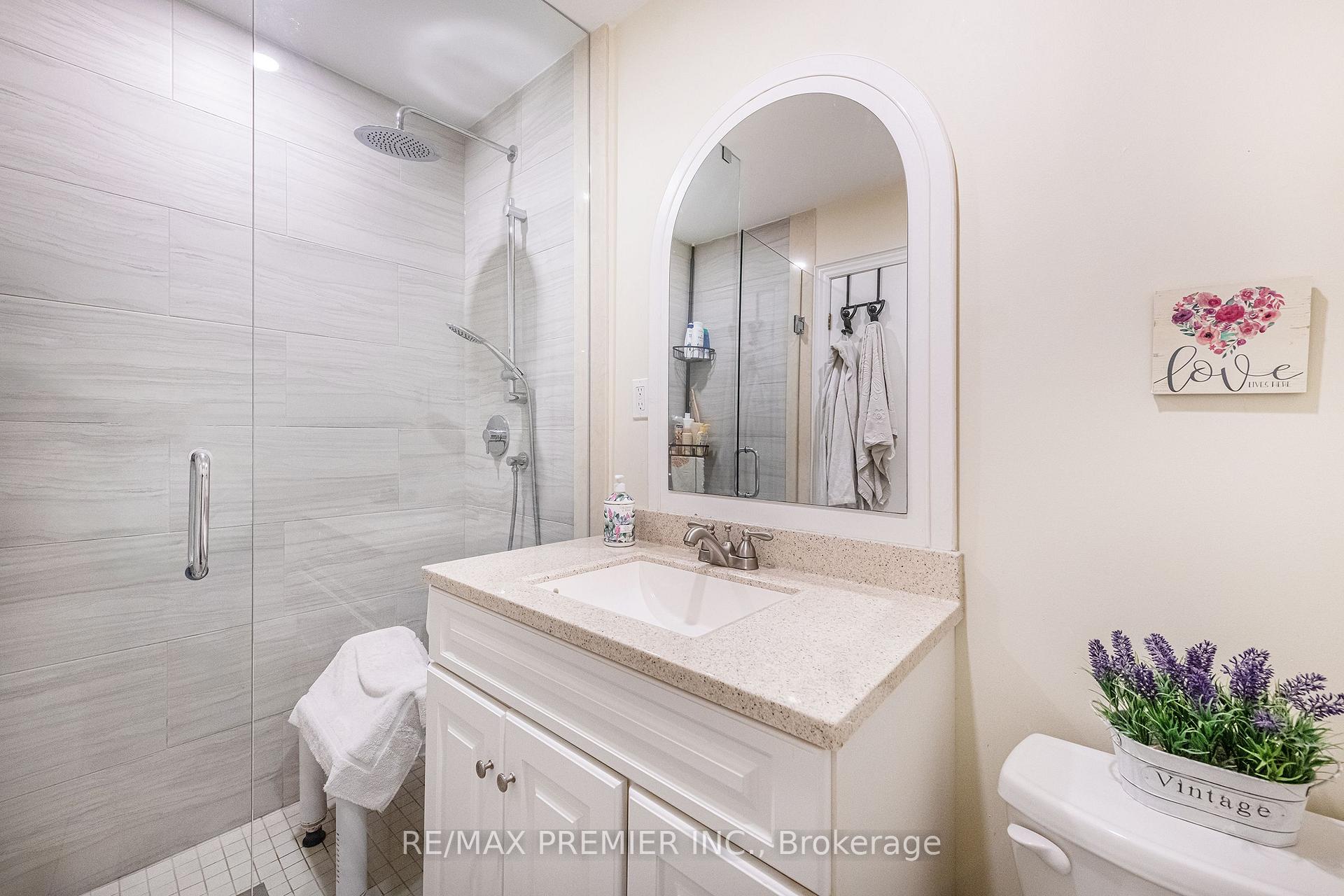 Photo 14 of 35 Cristina Crescent, Vaughan, East Woodbridge — HOMEH