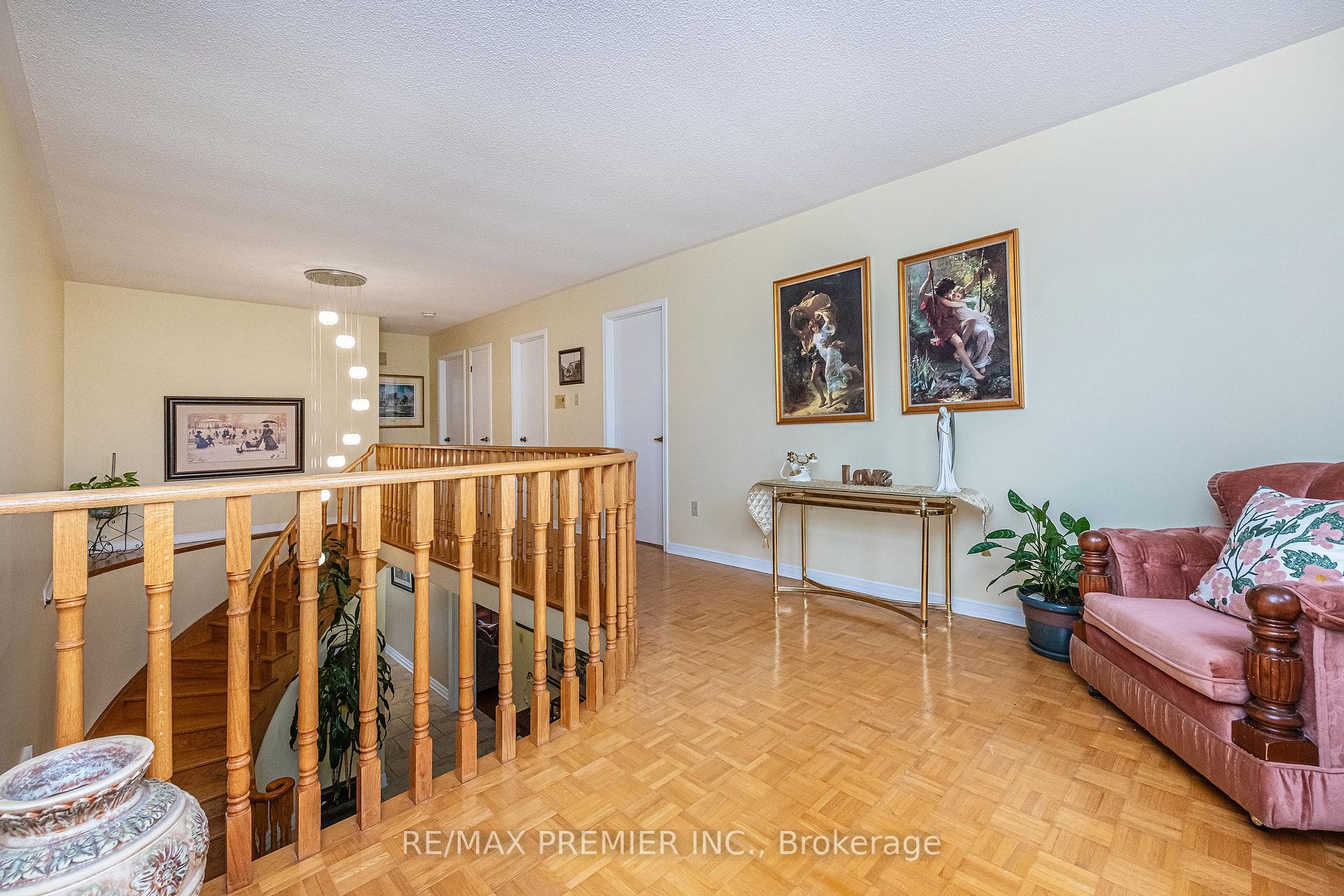 Photo 16 of 35 Cristina Crescent, Vaughan, East Woodbridge — HOMEH