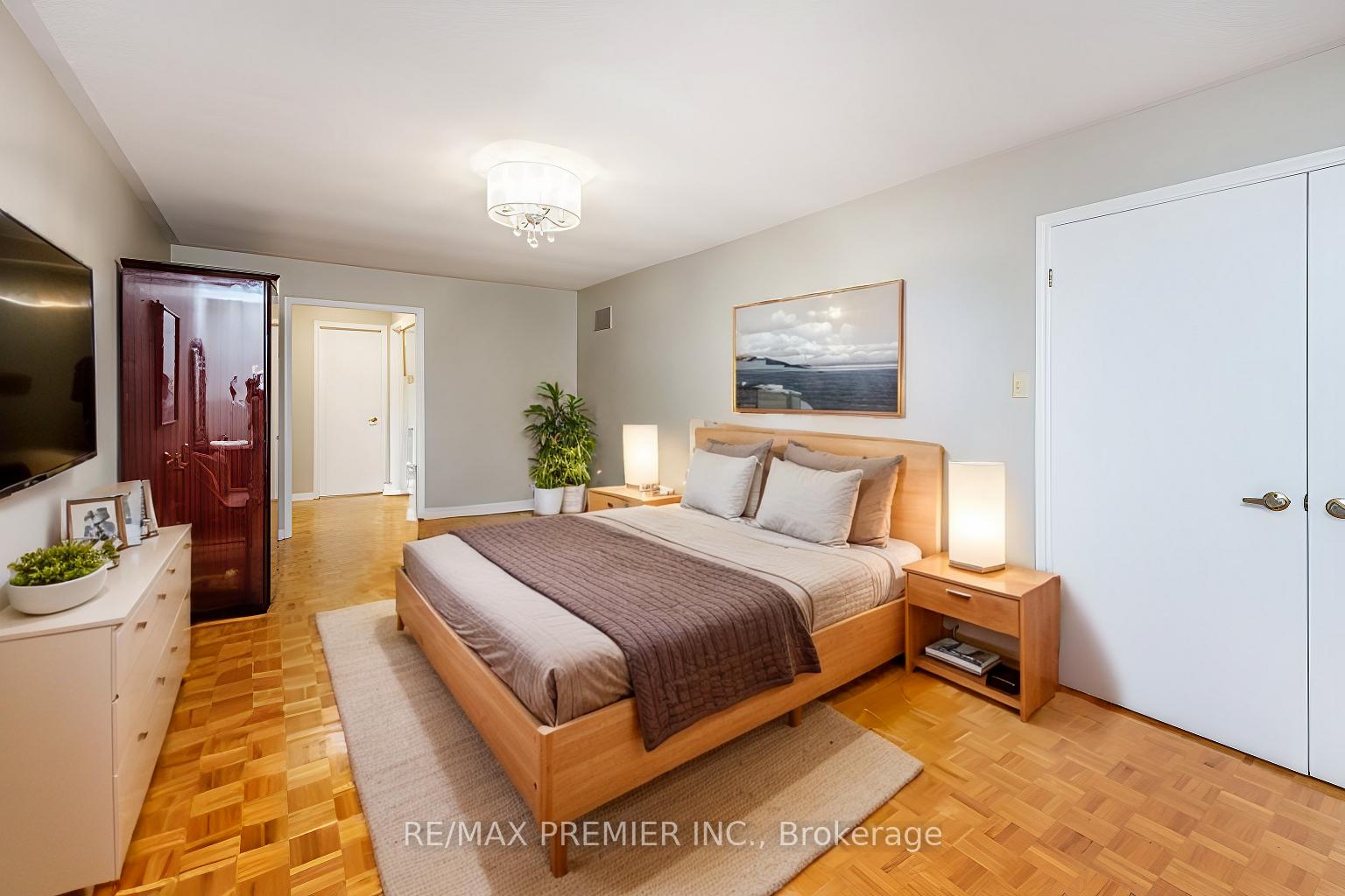 Photo 17 of 35 Cristina Crescent, Vaughan, East Woodbridge — HOMEH
