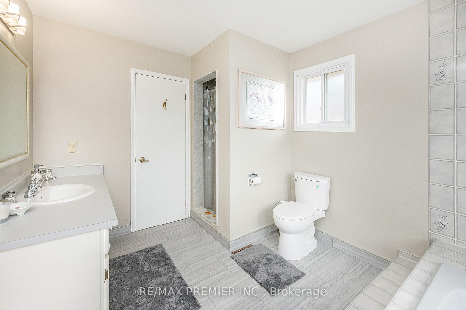 Photo 20 of 35 Cristina Crescent, Vaughan, East Woodbridge — HOMEH