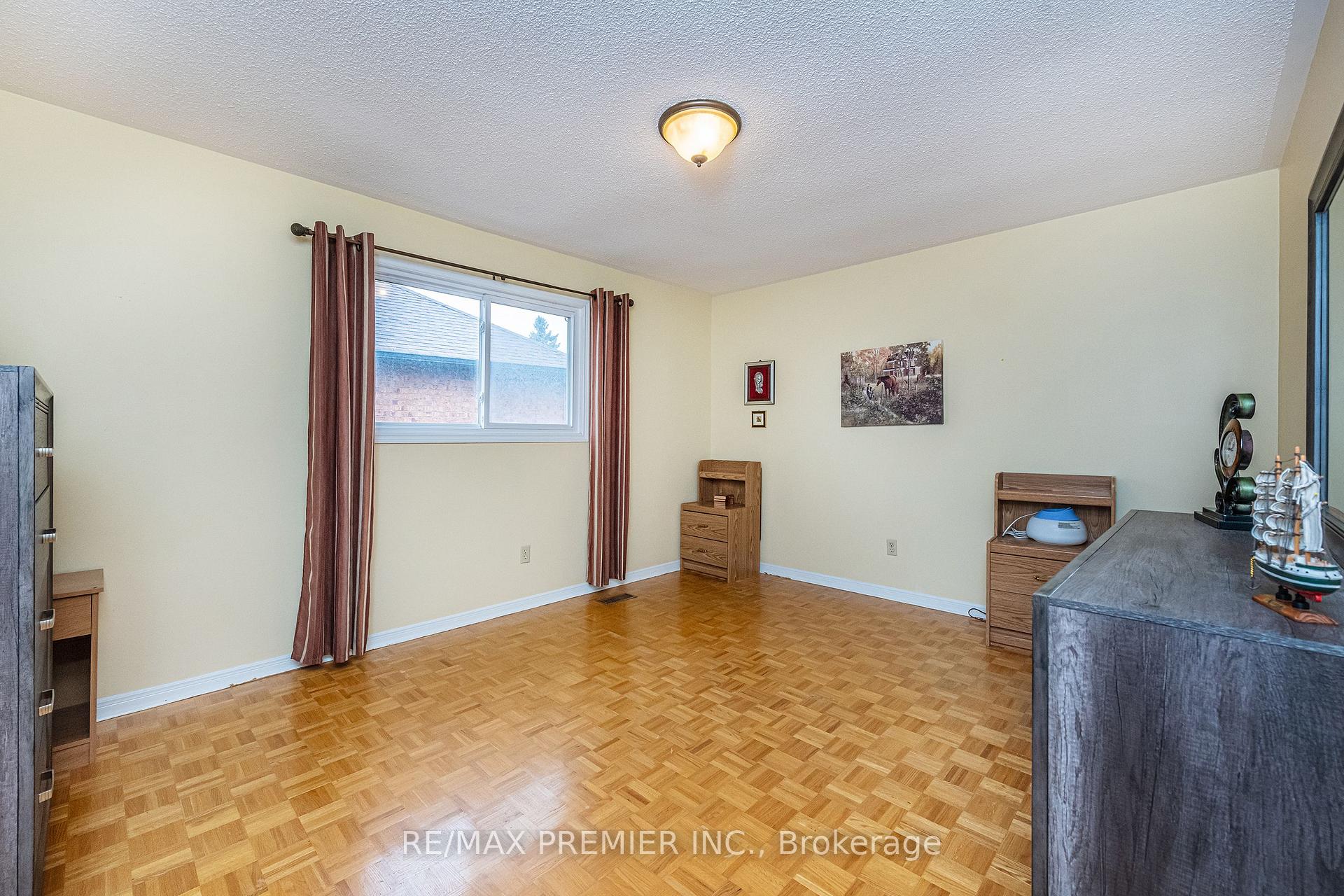 Photo 21 of 35 Cristina Crescent, Vaughan, East Woodbridge — HOMEH