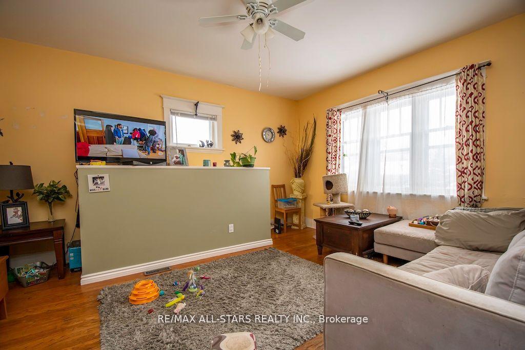 Photo 4 of 833 Crawford Drive, Peterborough, Otonabee Ward 1 — HOMEH
