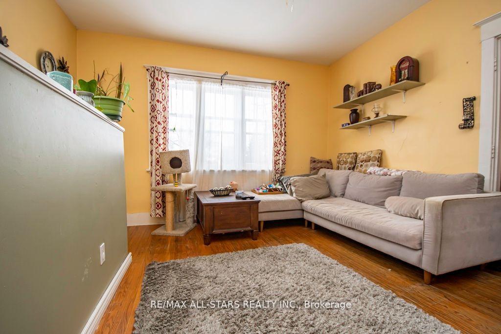 Photo 5 of 833 Crawford Drive, Peterborough, Otonabee Ward 1 — HOMEH